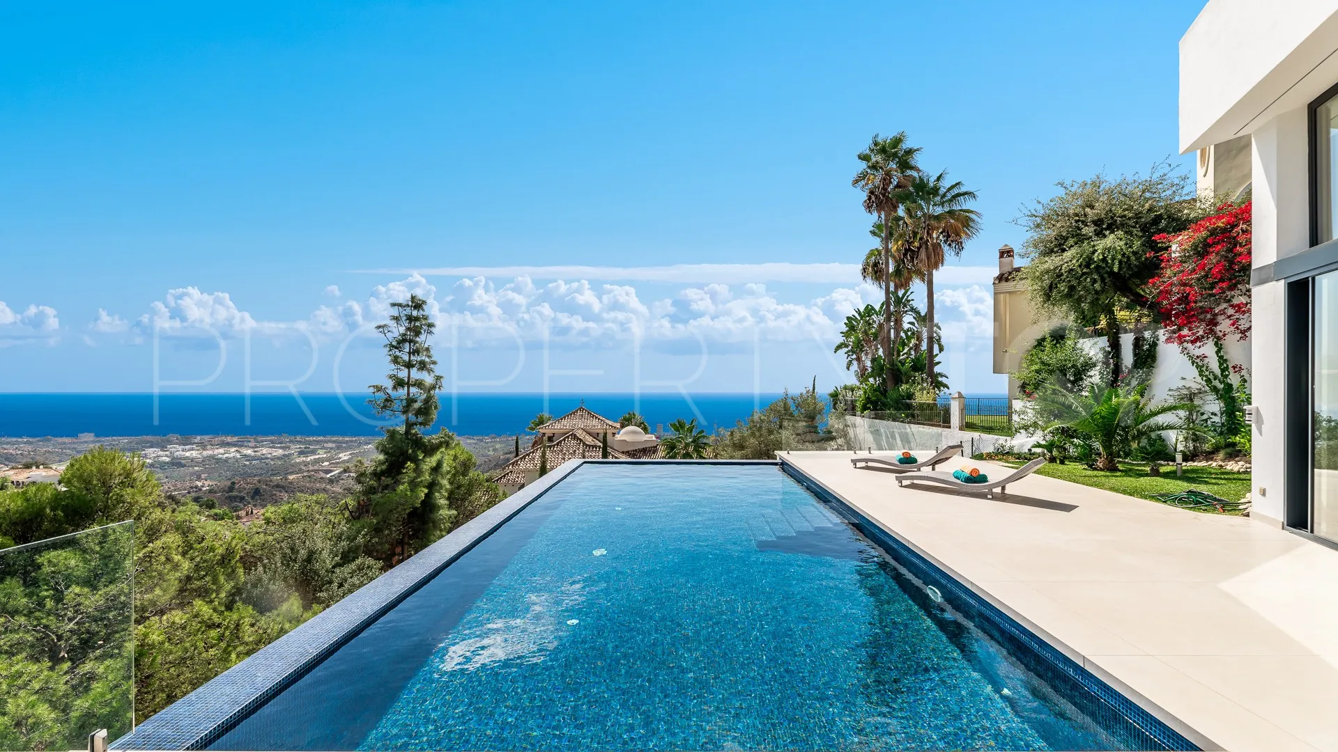 Buy villa with 4 bedrooms in Los Altos de los Monteros
