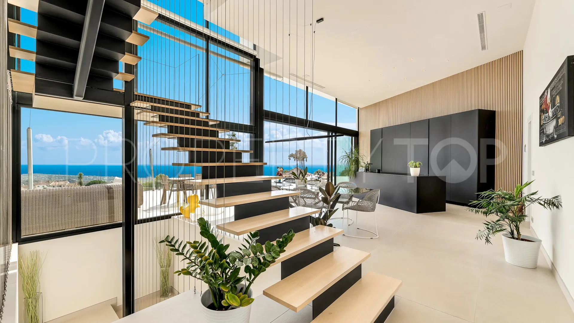 Buy villa with 4 bedrooms in Los Altos de los Monteros