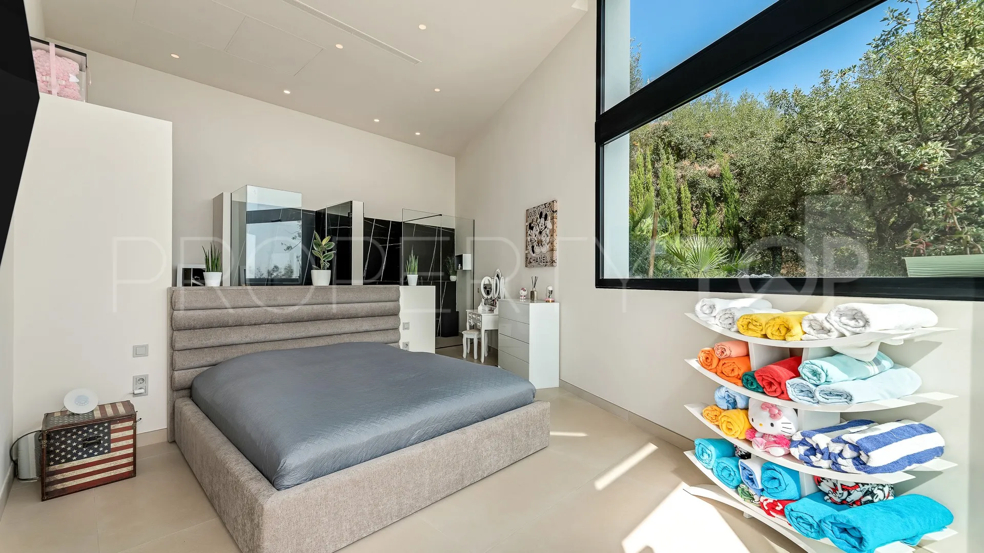 Buy villa with 4 bedrooms in Los Altos de los Monteros