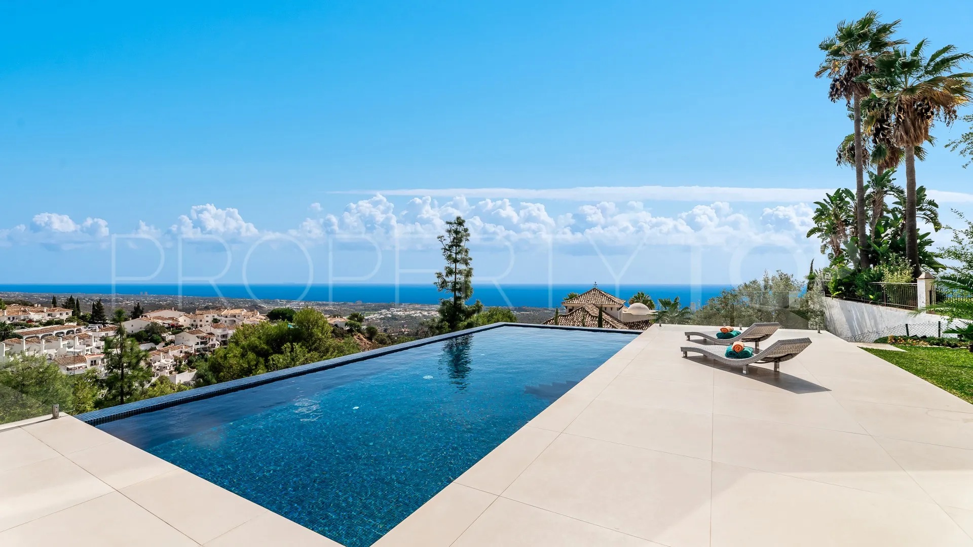 Buy villa with 4 bedrooms in Los Altos de los Monteros