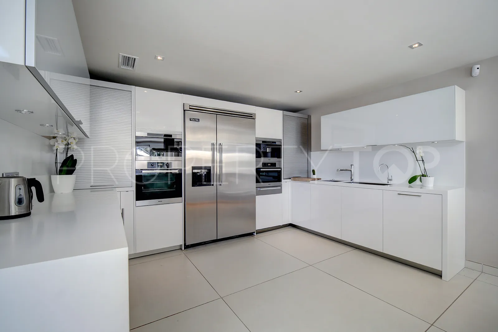 Buy Nueva Andalucia 5 bedrooms villa