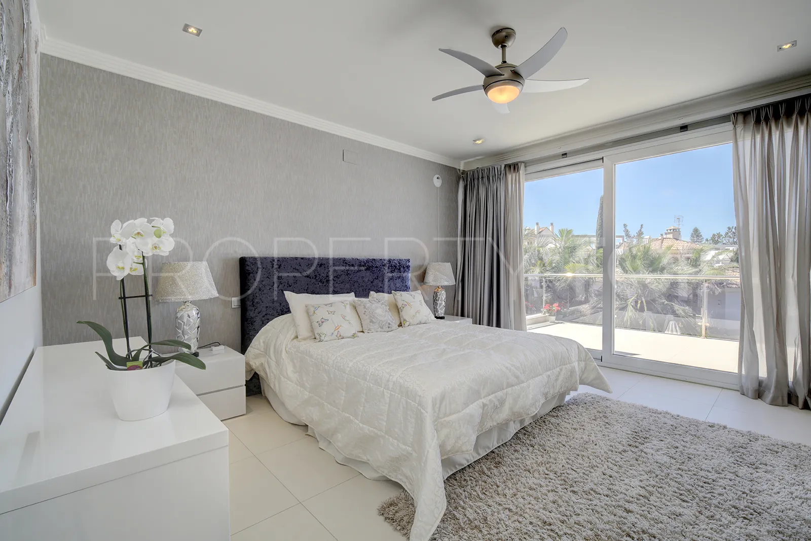 Buy Nueva Andalucia 5 bedrooms villa