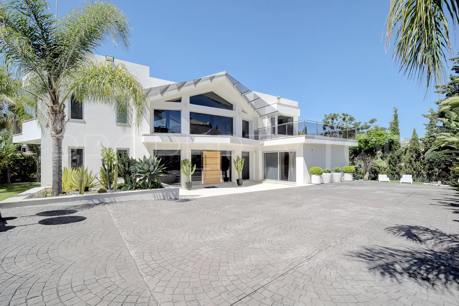 Buy Nueva Andalucia 5 bedrooms villa