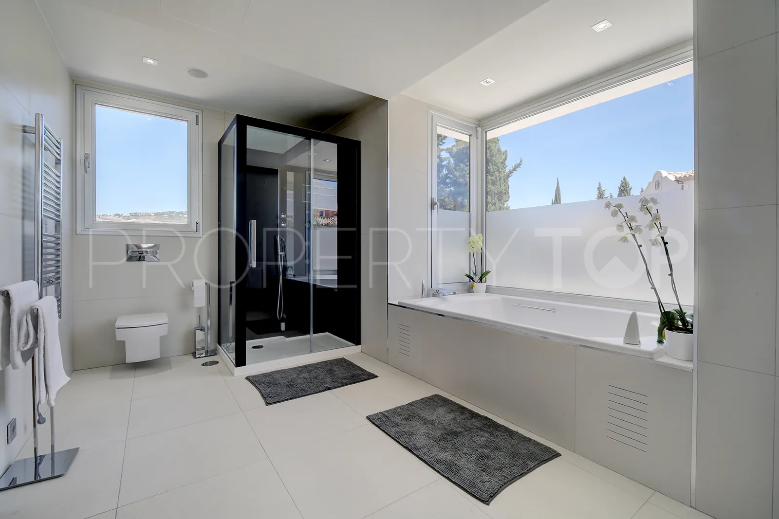Buy Nueva Andalucia 5 bedrooms villa