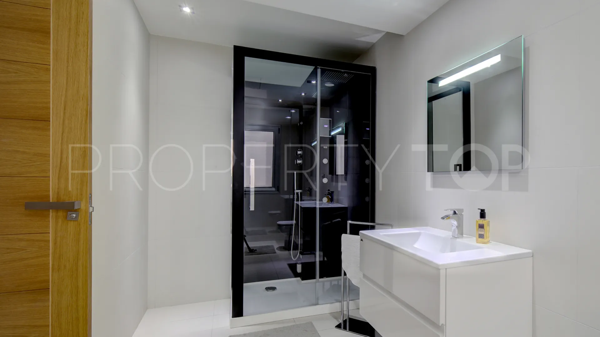 Buy Nueva Andalucia 5 bedrooms villa