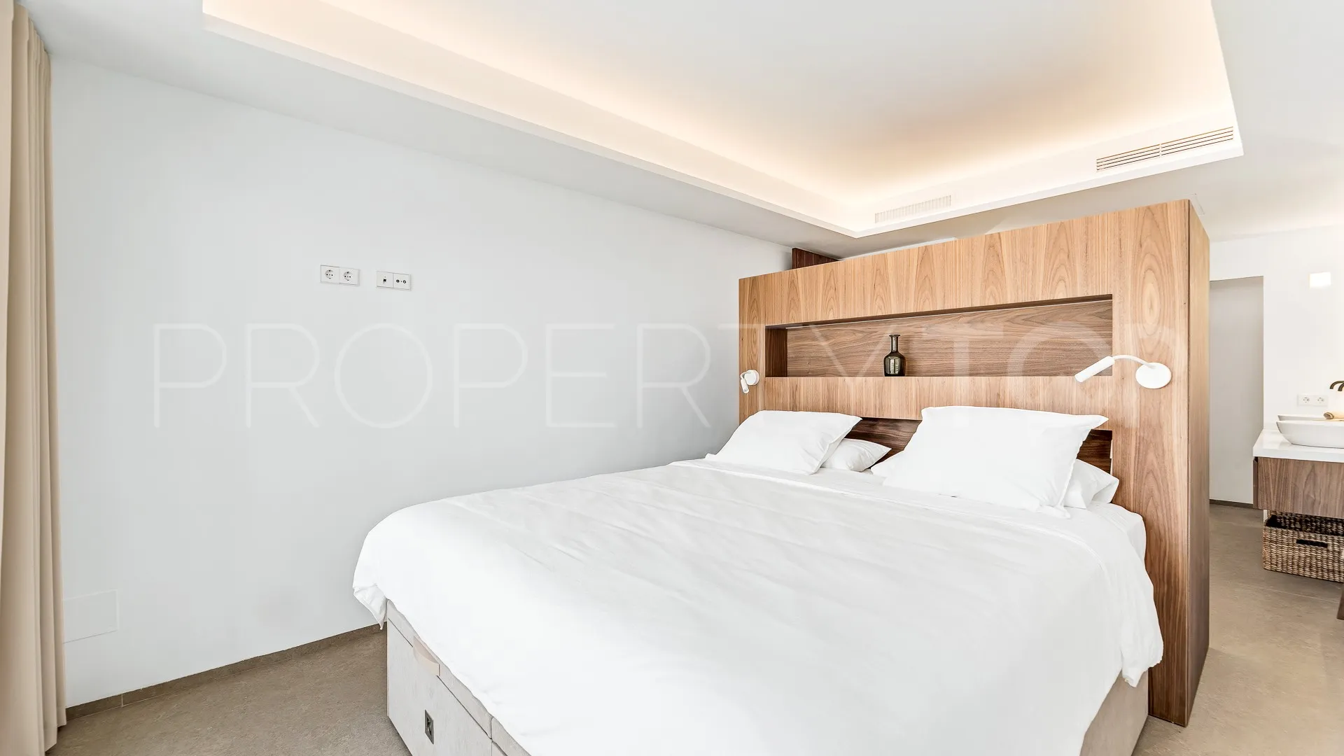 For sale Marina Puente Romano apartment with 3 bedrooms