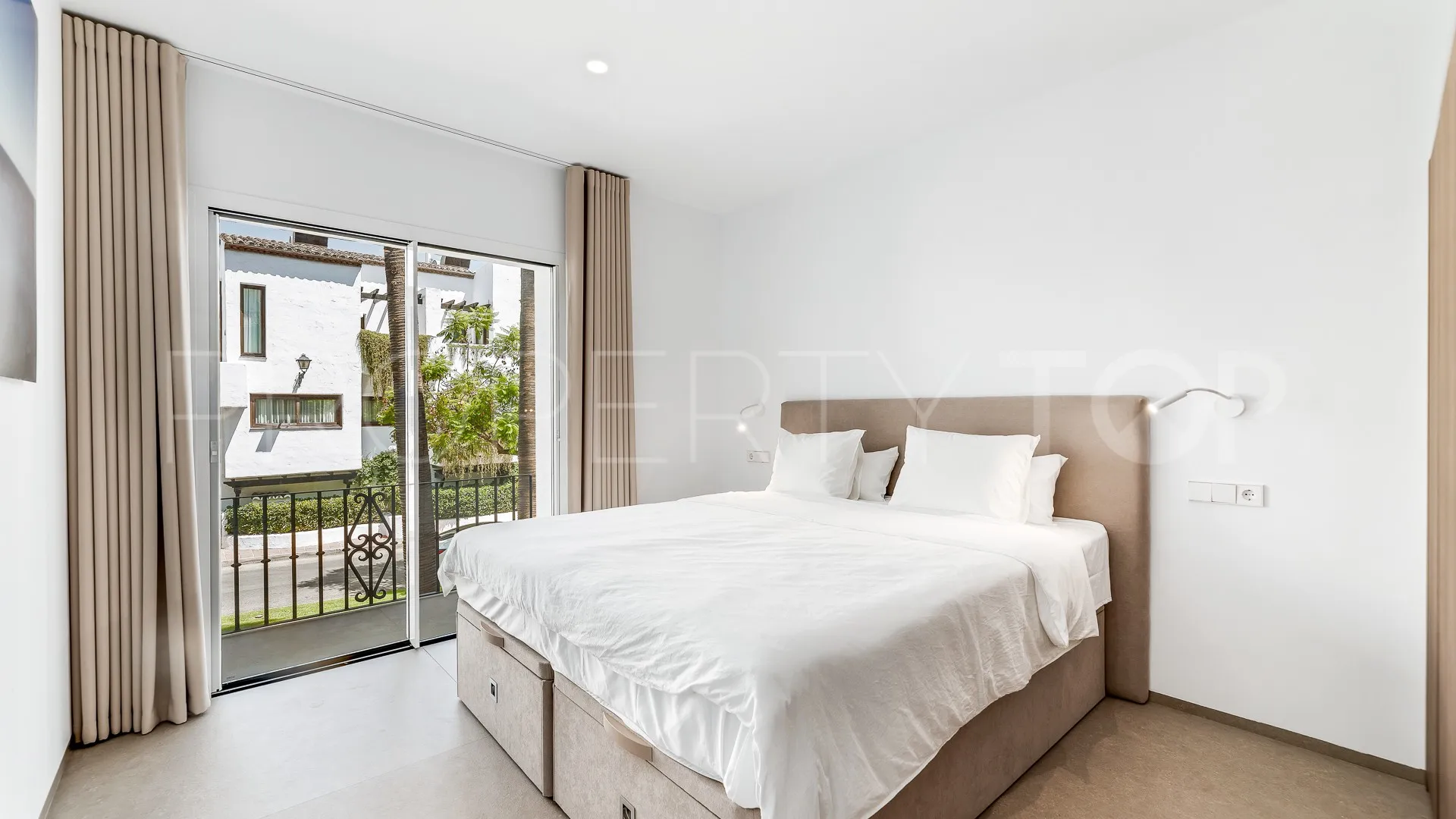 For sale Marina Puente Romano apartment with 3 bedrooms