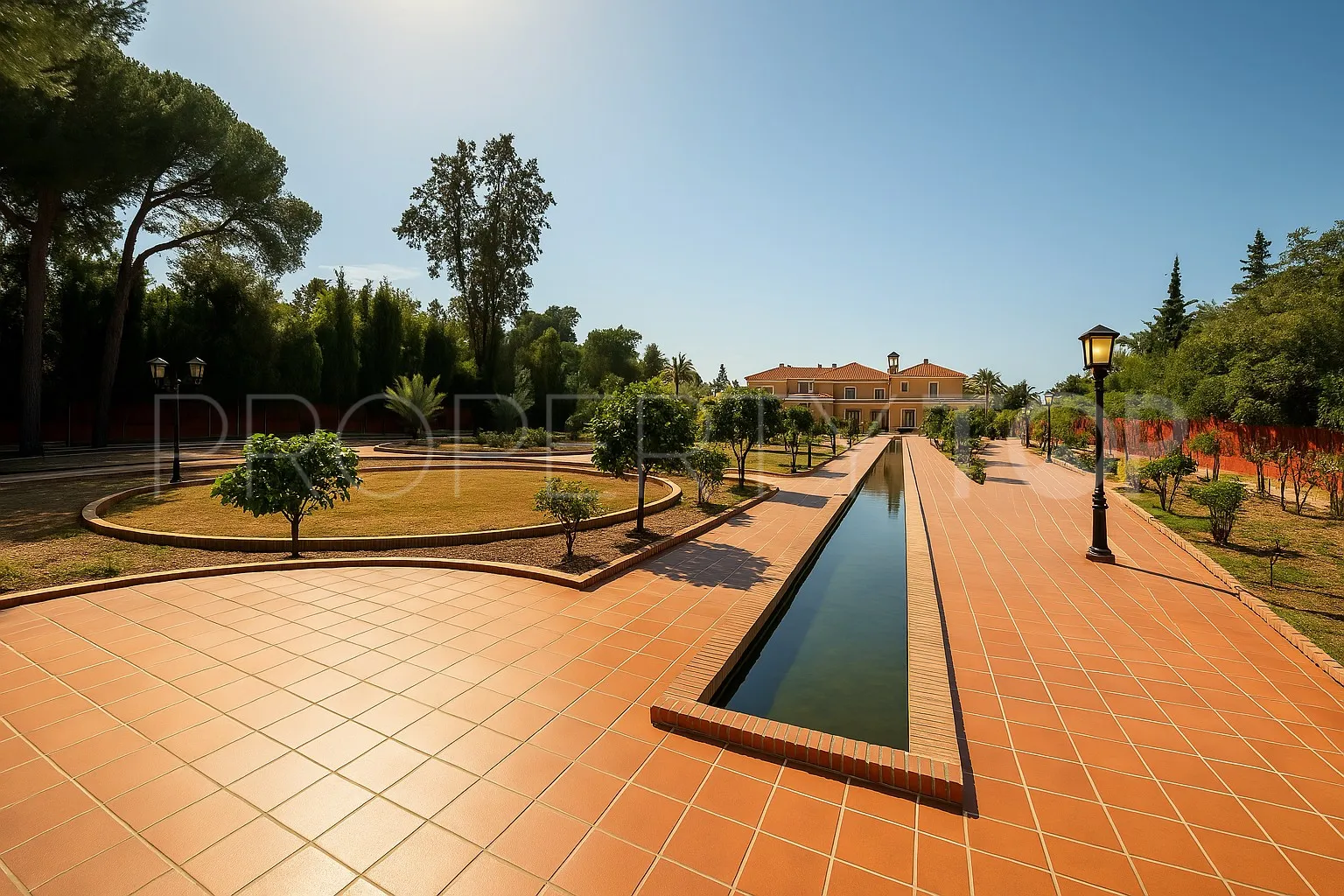For sale villa in Guadalmina Baja with 8 bedrooms