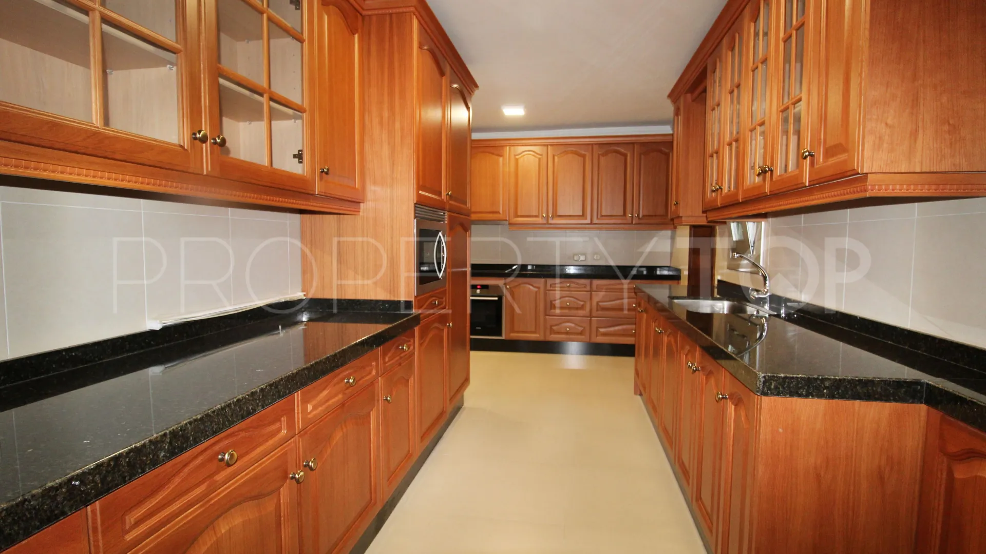 For sale villa in Guadalmina Baja with 8 bedrooms