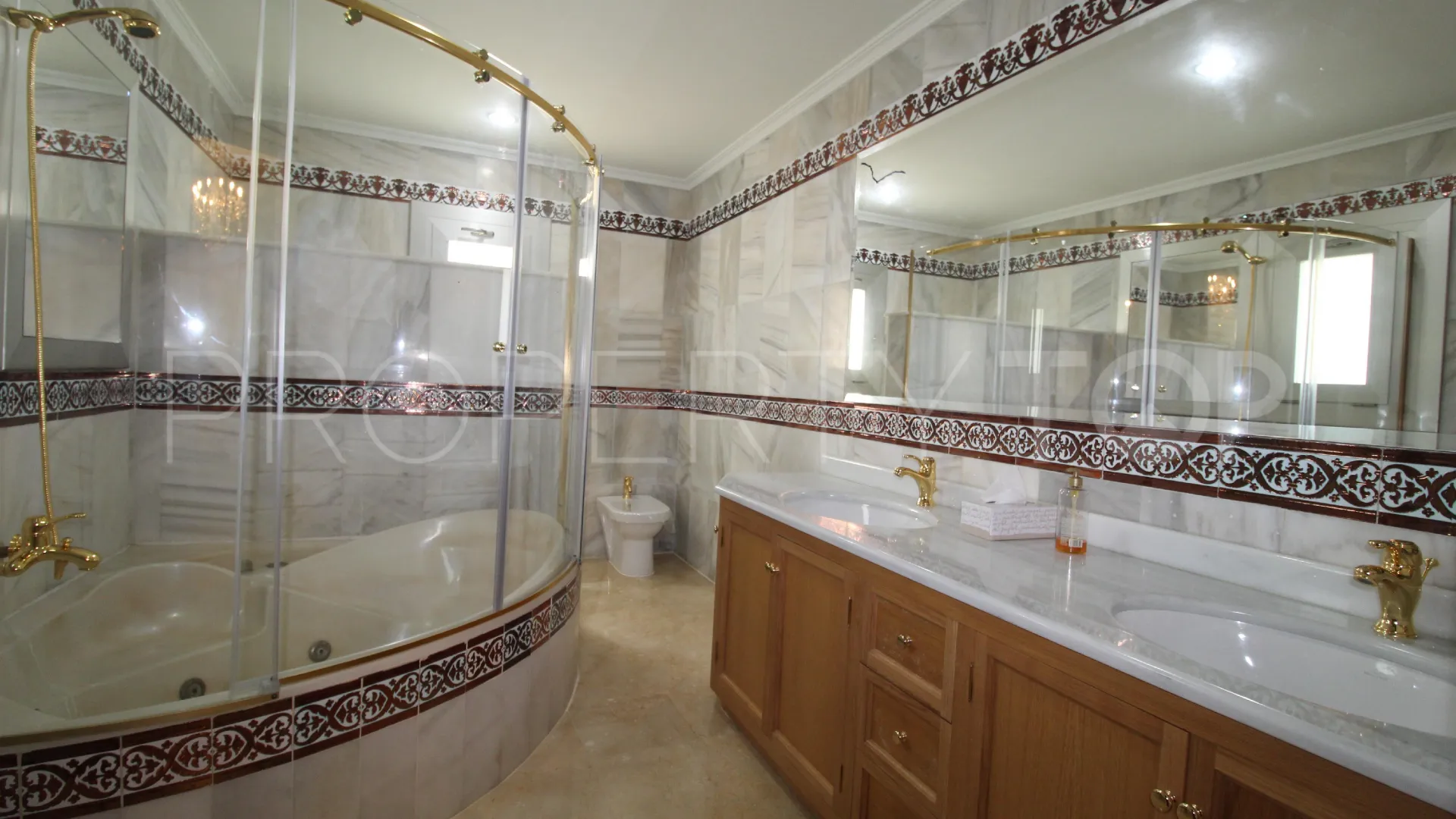 For sale villa in Guadalmina Baja with 8 bedrooms