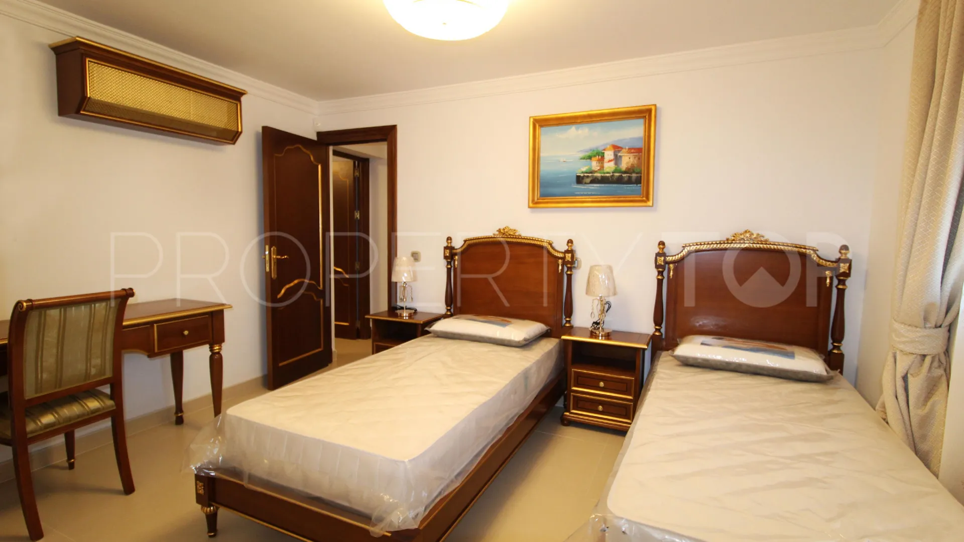 For sale villa in Guadalmina Baja with 8 bedrooms