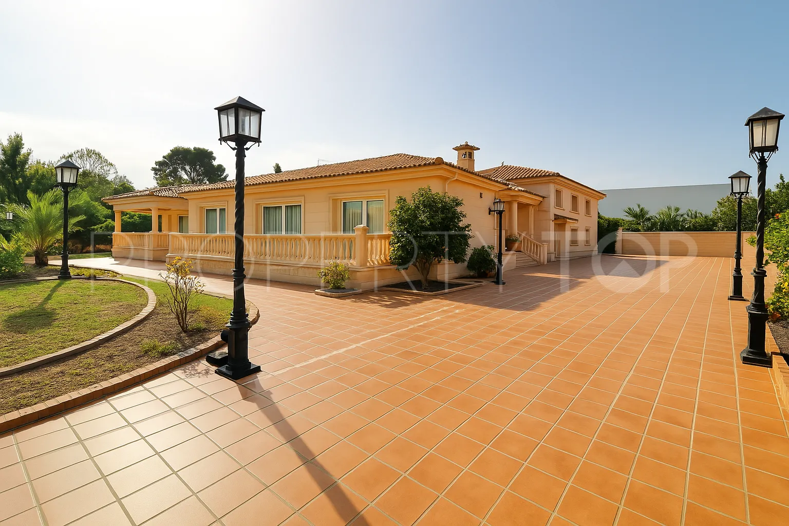 For sale villa in Guadalmina Baja with 8 bedrooms