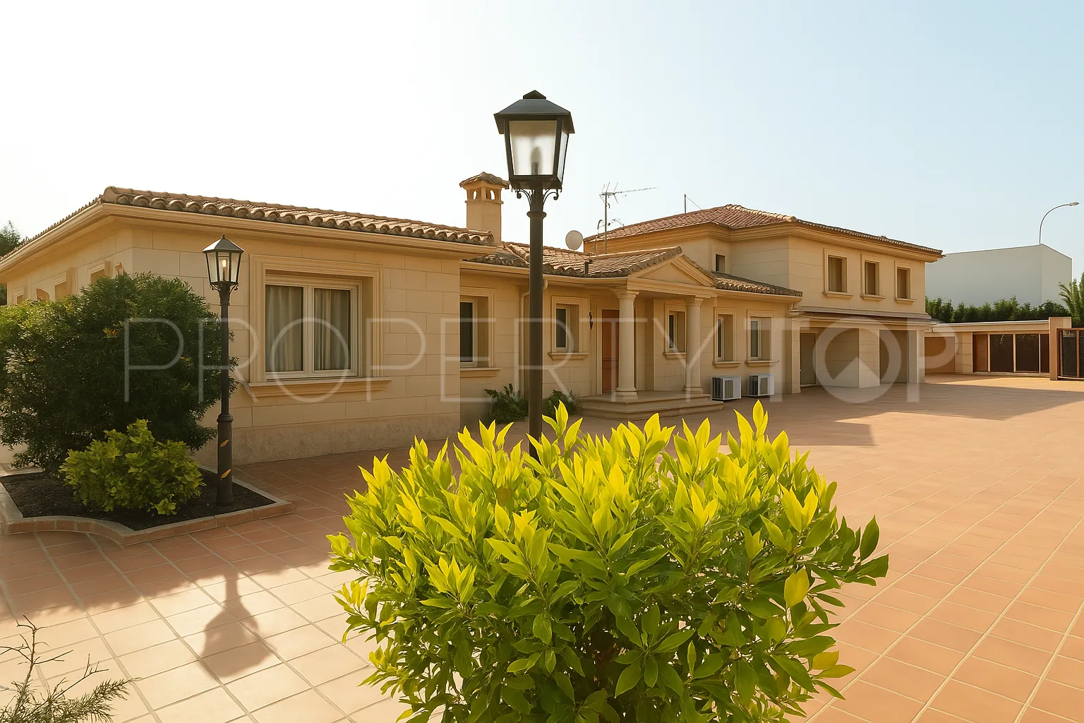 For sale villa in Guadalmina Baja with 8 bedrooms