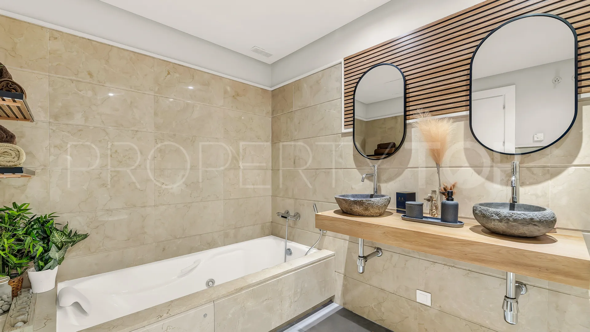 Semi detached house for sale in Benahavis Centro