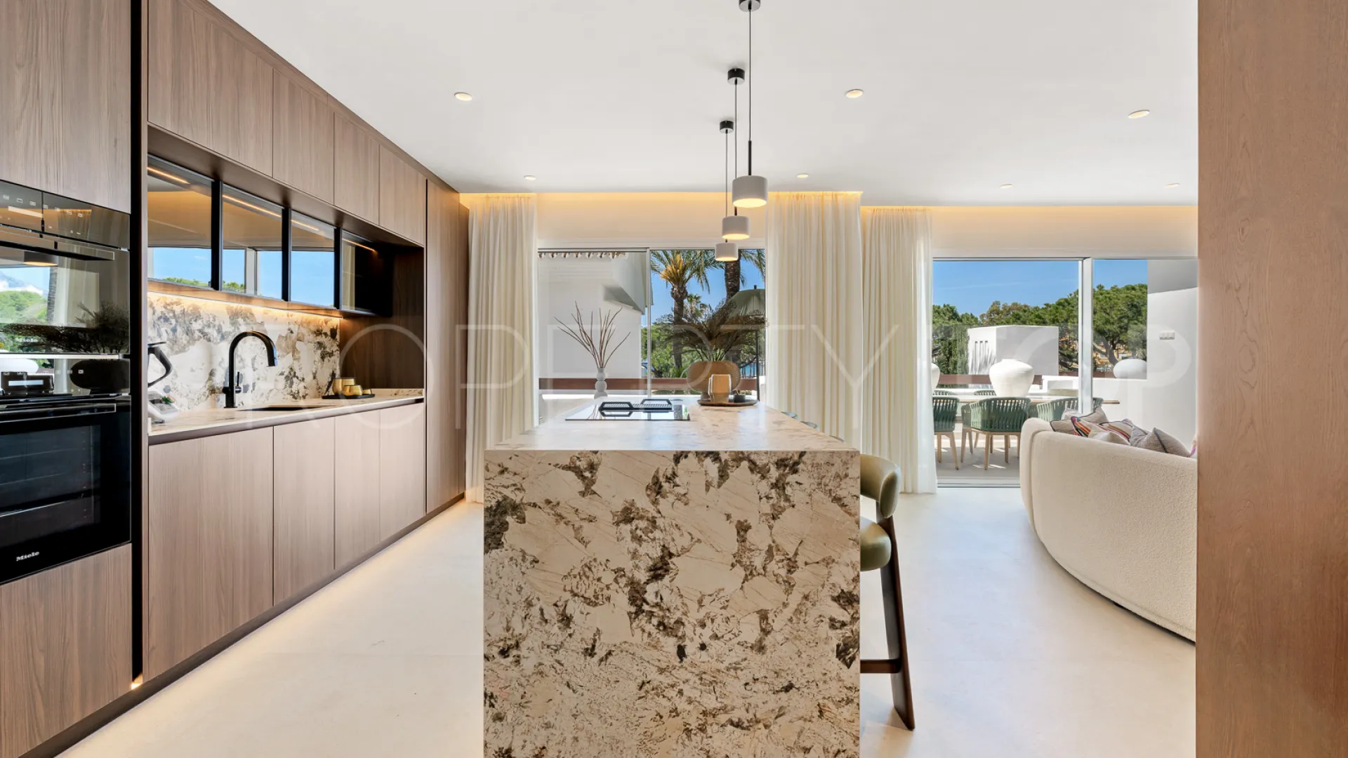 Comprar apartamento en Los Monteros de 3 dormitorios