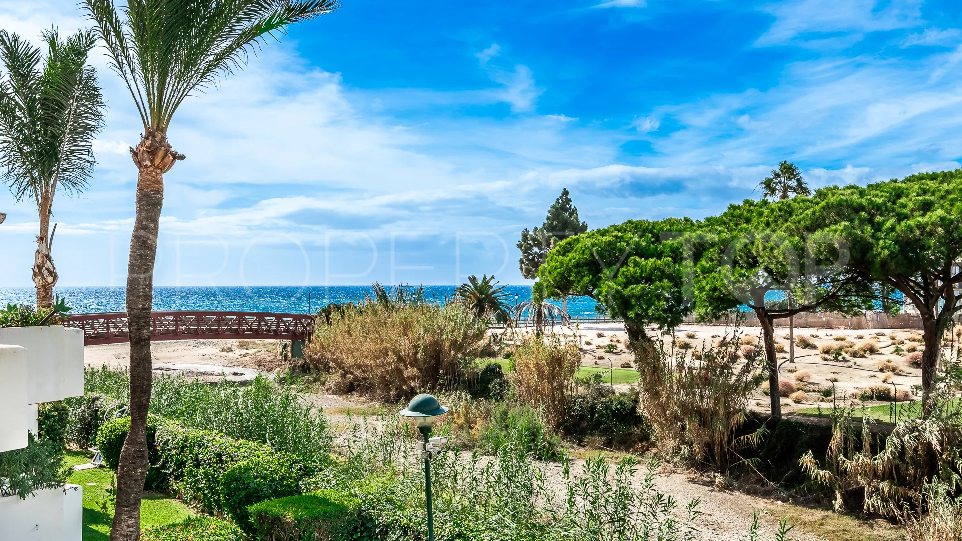 Comprar apartamento en Los Monteros de 3 dormitorios
