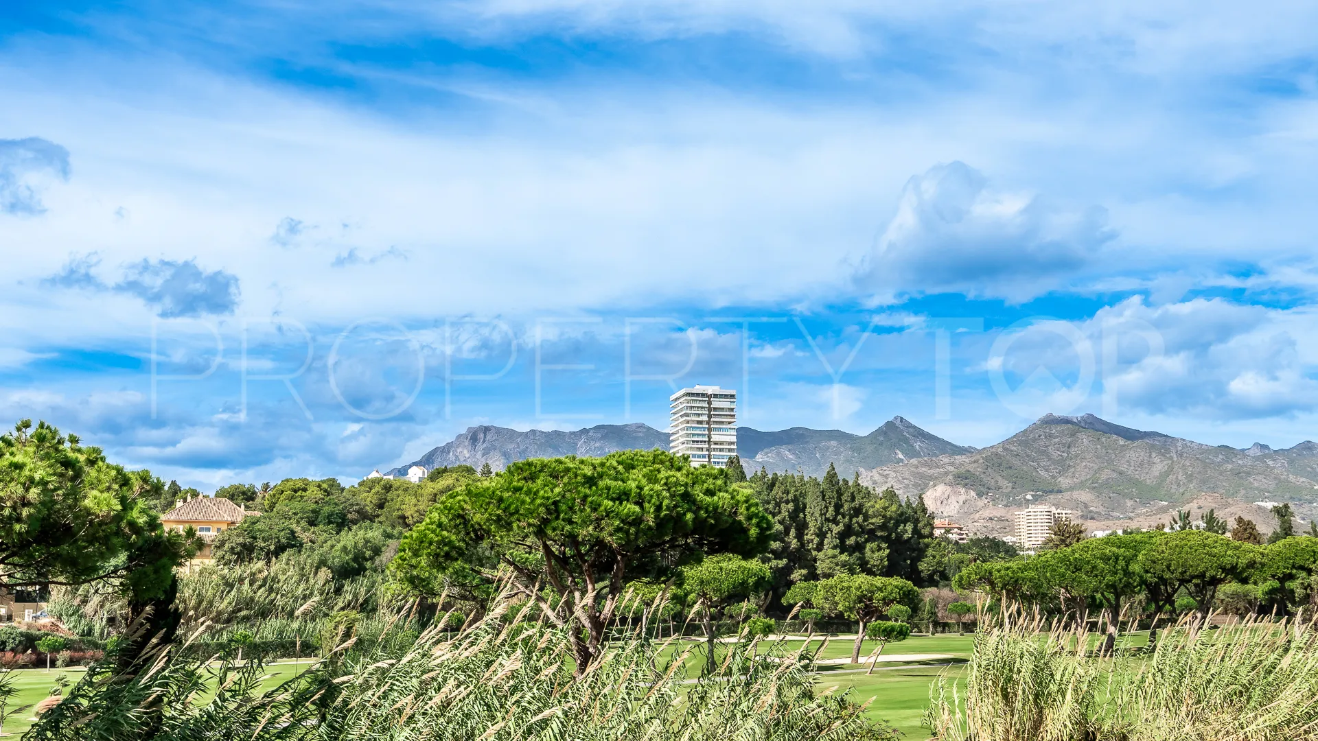 Comprar apartamento en Los Monteros de 3 dormitorios