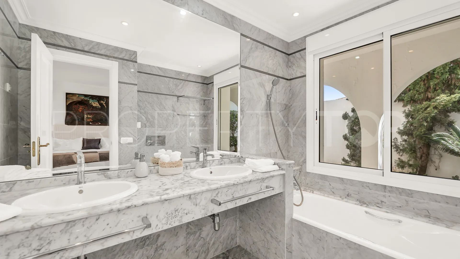 For sale Los Monteros villa with 5 bedrooms