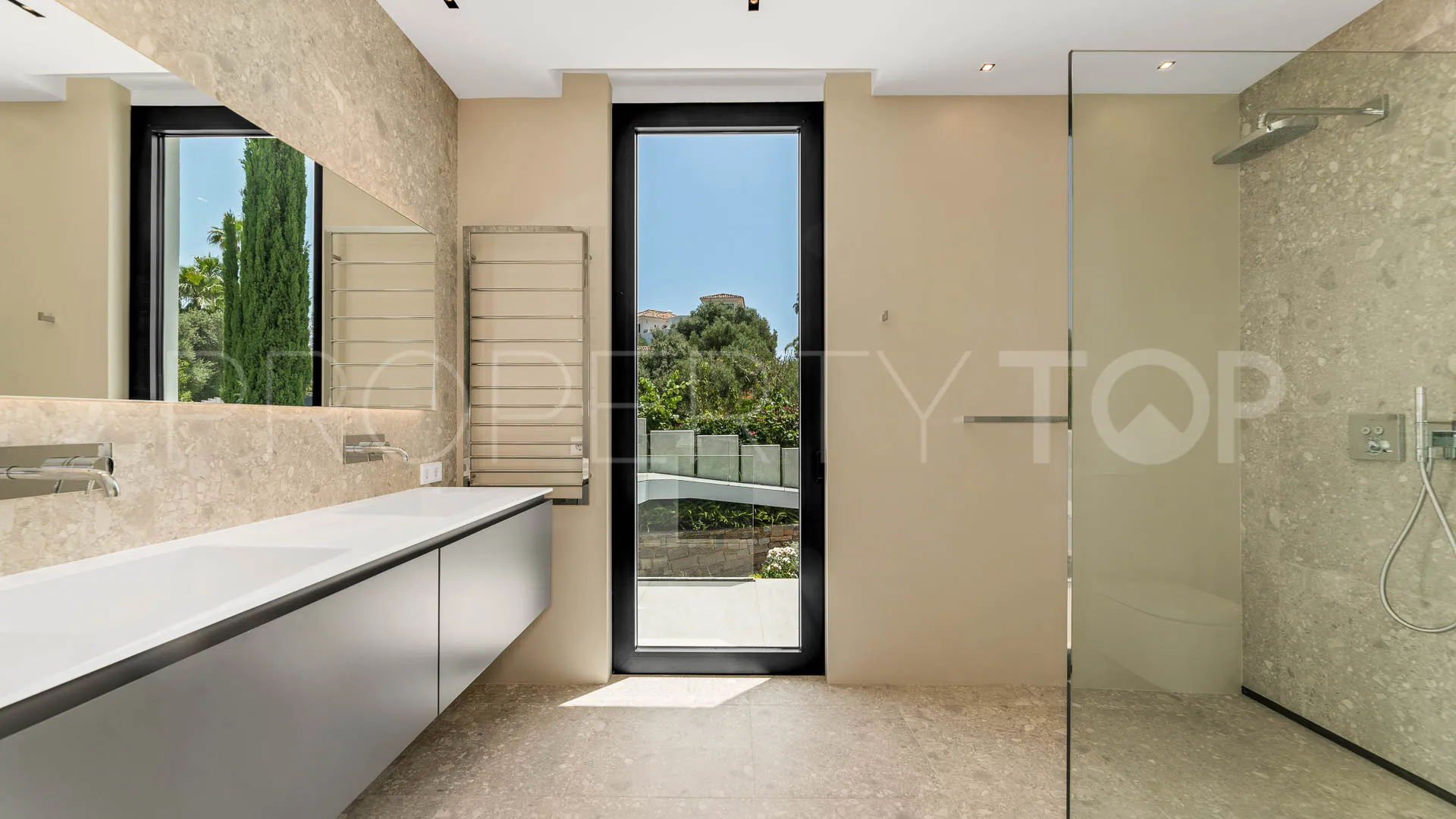 Villa for sale in La Quinta with 6 bedrooms