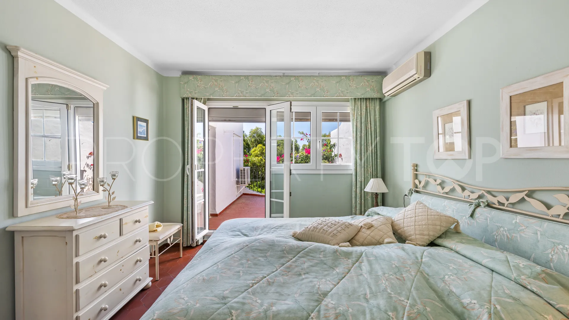 Town house for sale in Los Altos de los Monteros