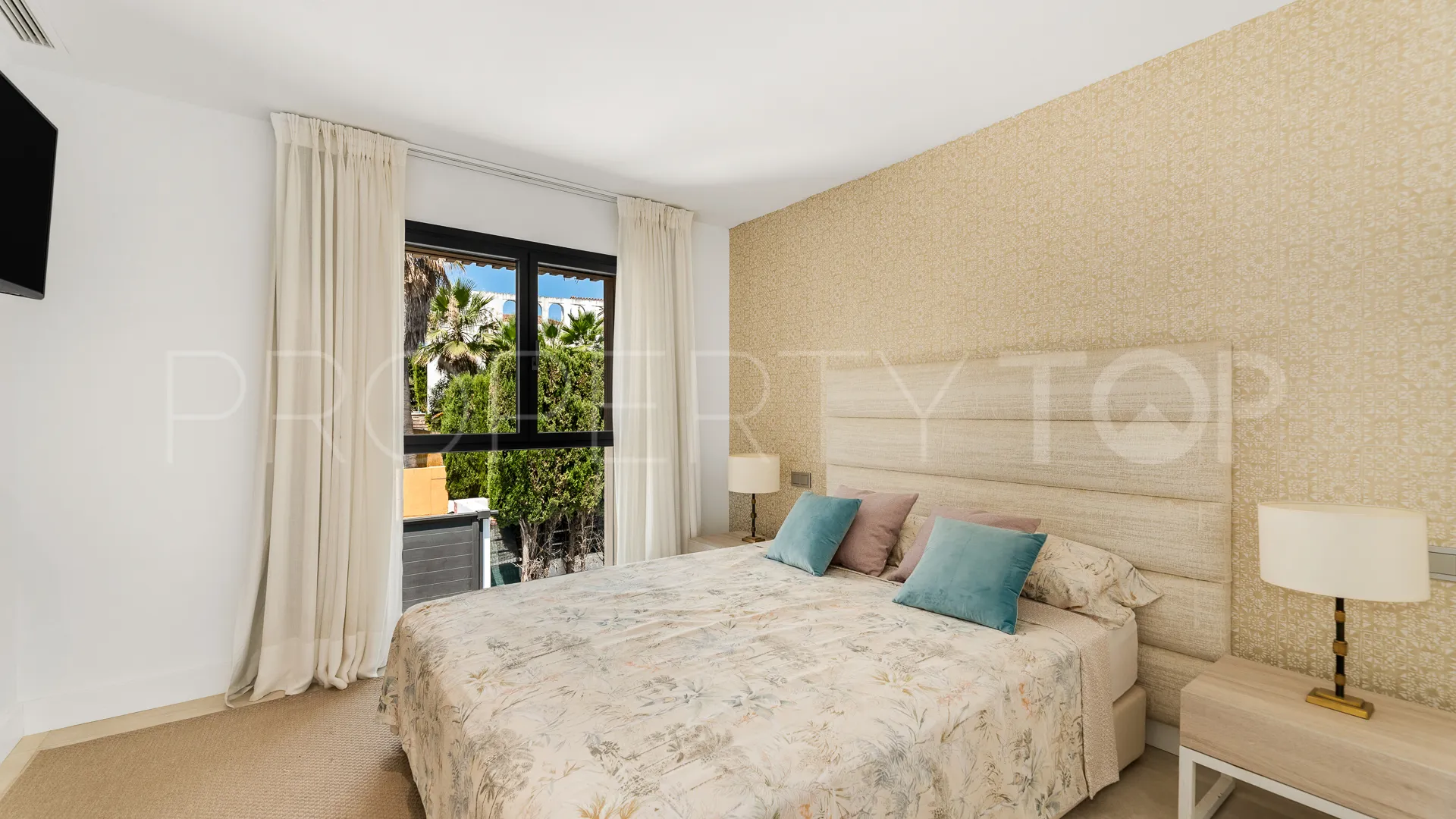 Se vende villa en Nueva Andalucia con 5 dormitorios