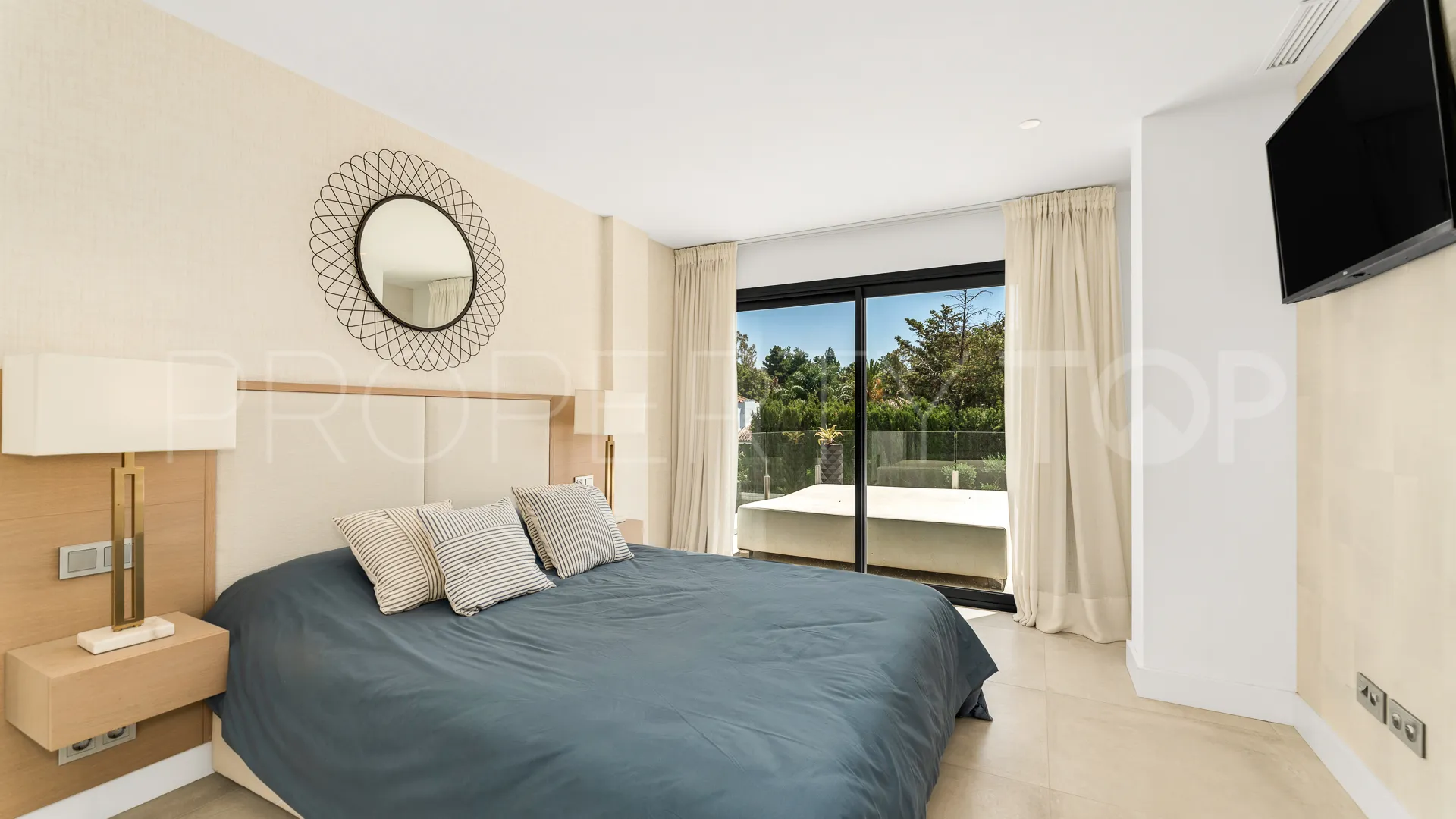 Se vende villa en Nueva Andalucia con 5 dormitorios