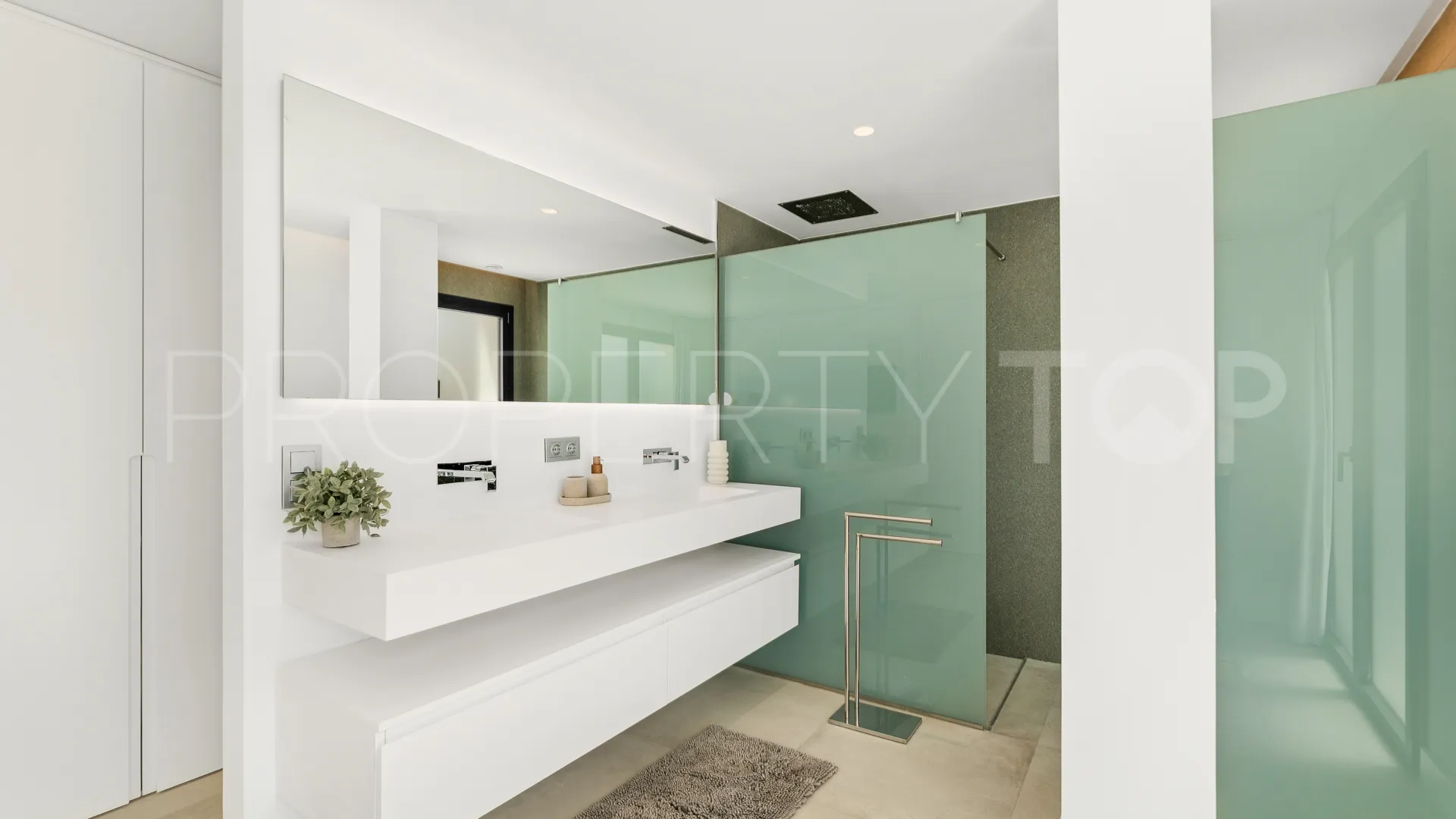 Se vende villa en Nueva Andalucia con 5 dormitorios