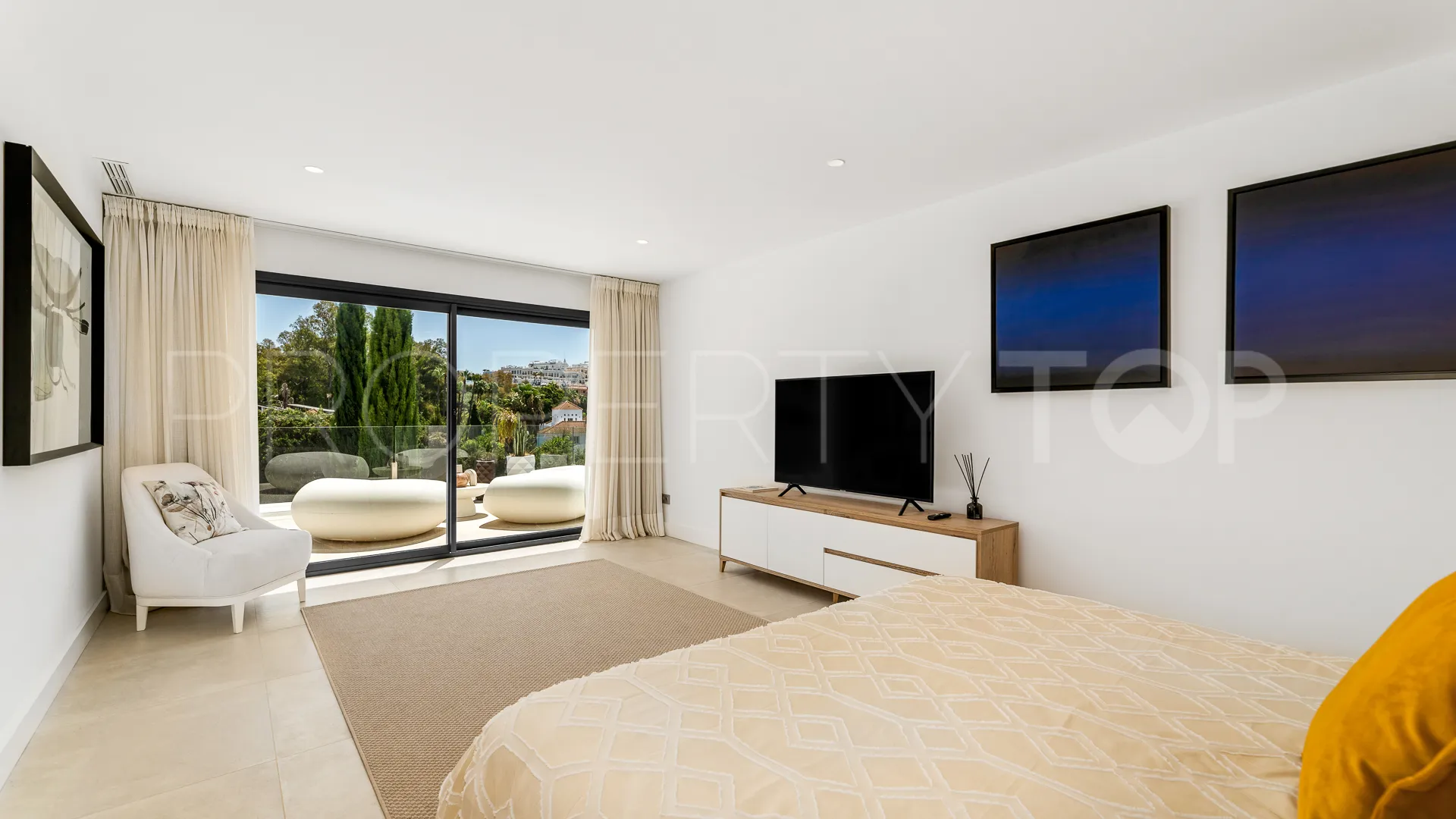 Se vende villa en Nueva Andalucia con 5 dormitorios