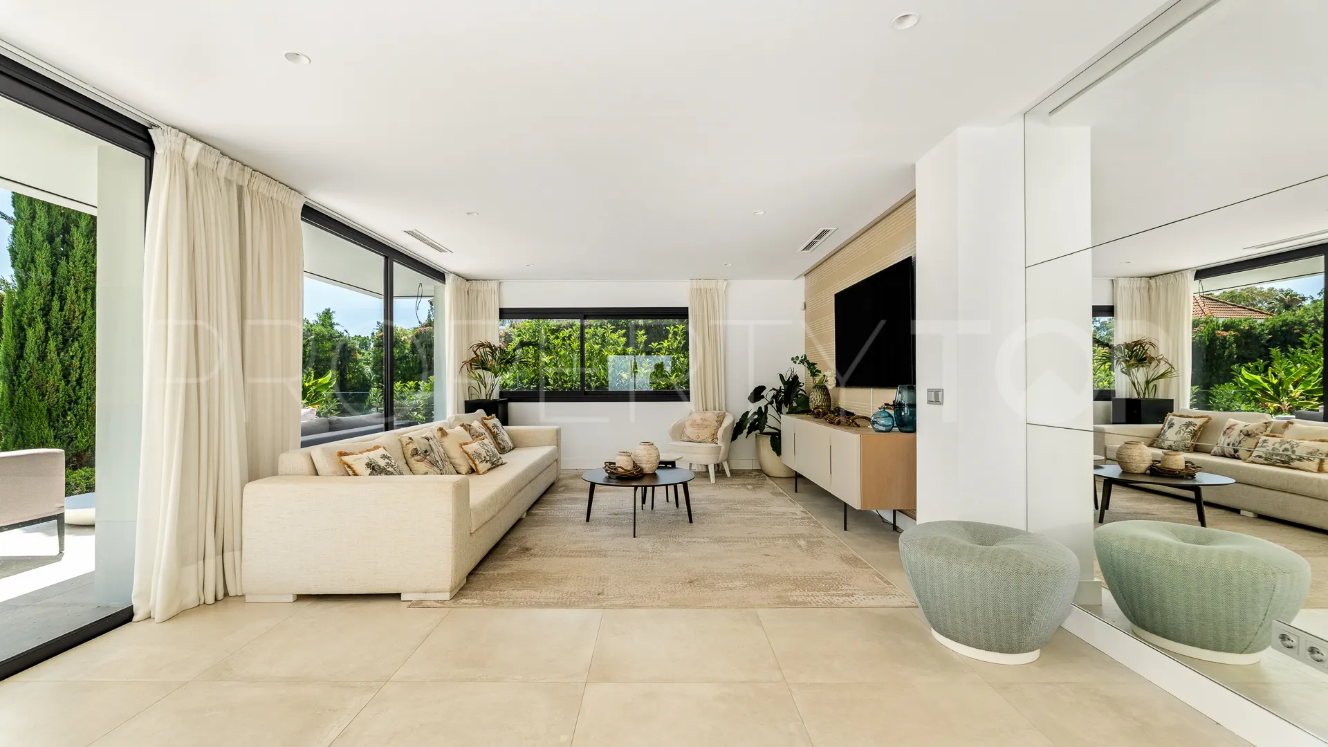 Se vende villa en Nueva Andalucia con 5 dormitorios