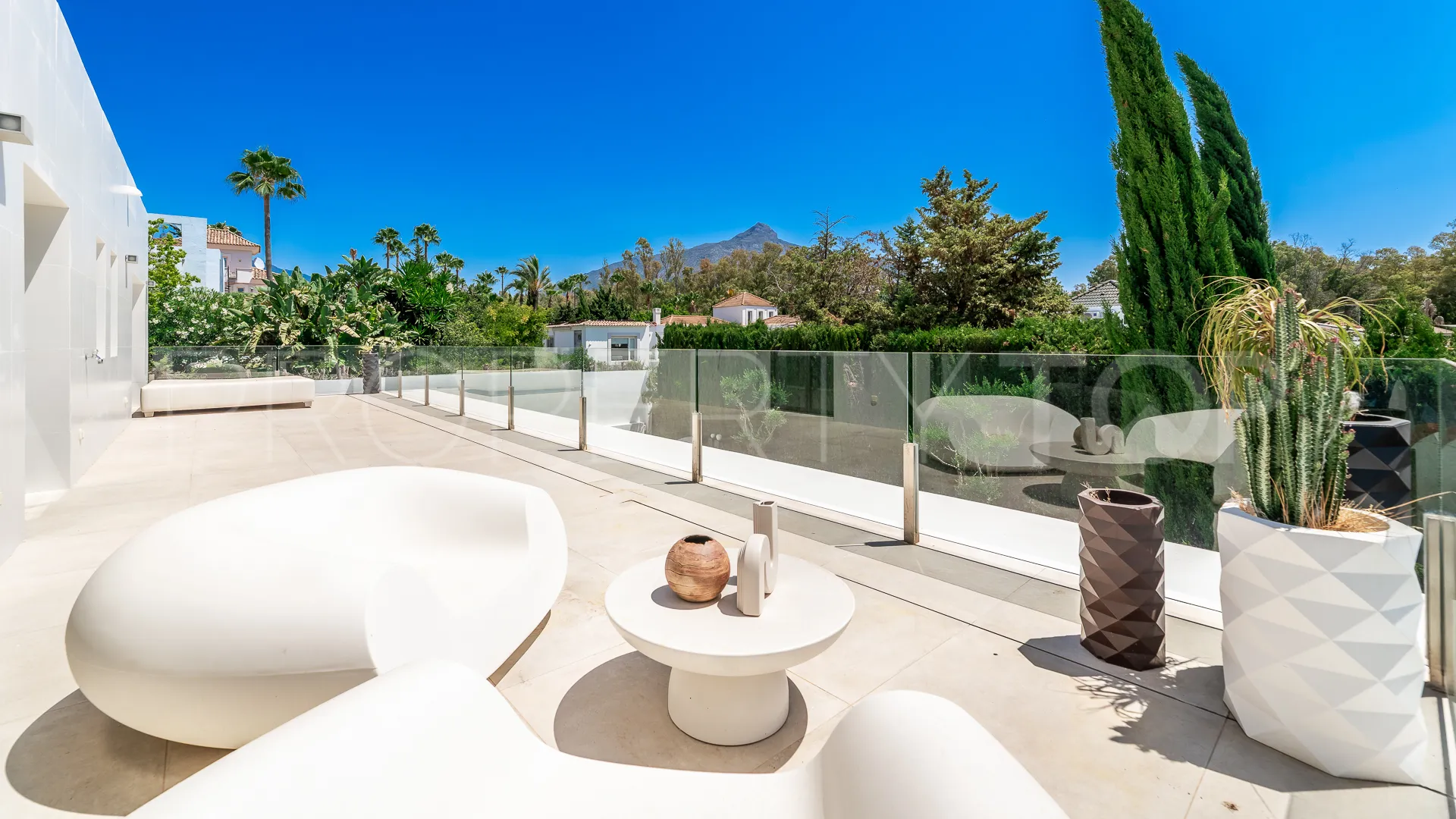 Se vende villa en Nueva Andalucia con 5 dormitorios