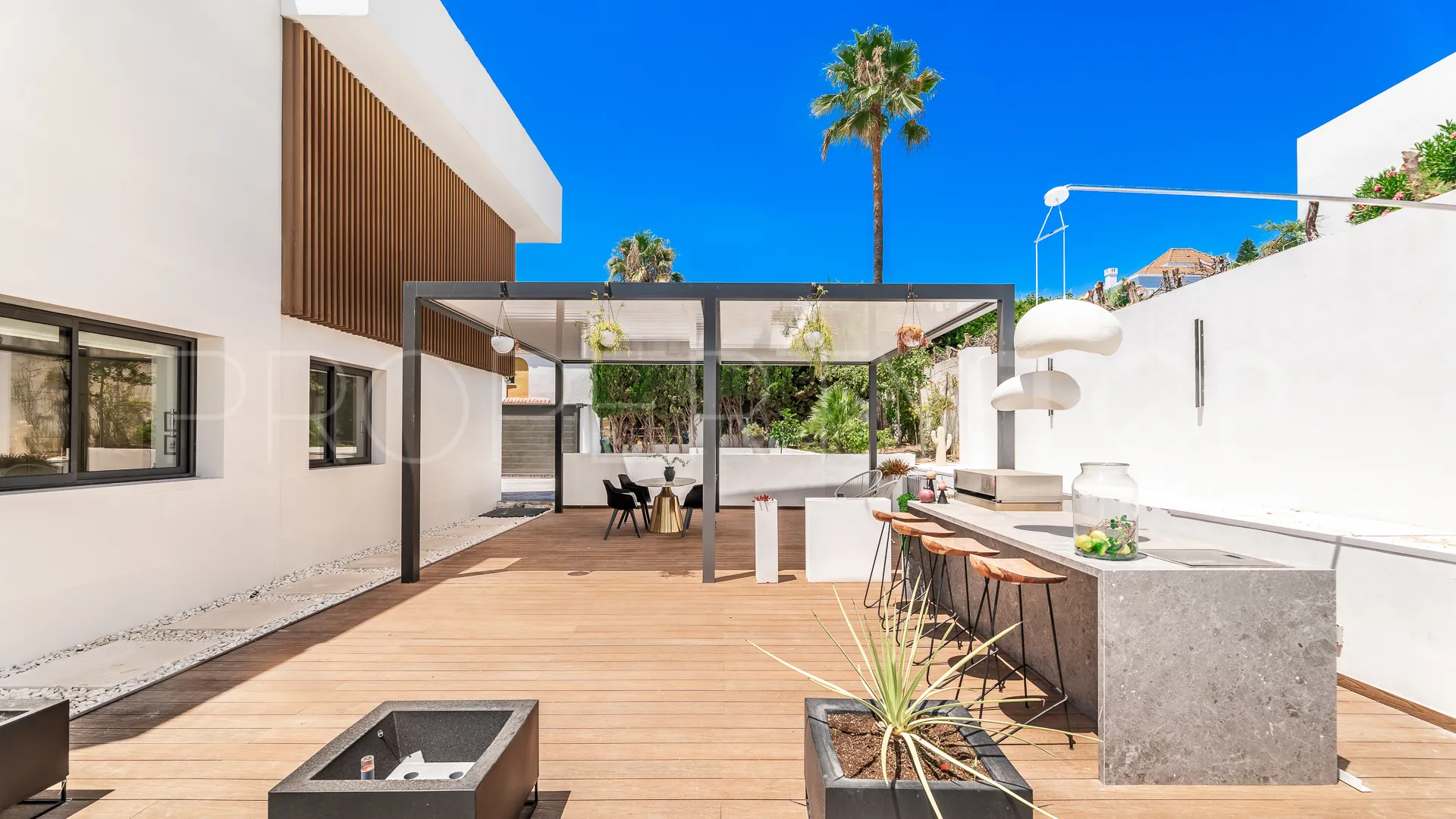 Se vende villa en Nueva Andalucia con 5 dormitorios