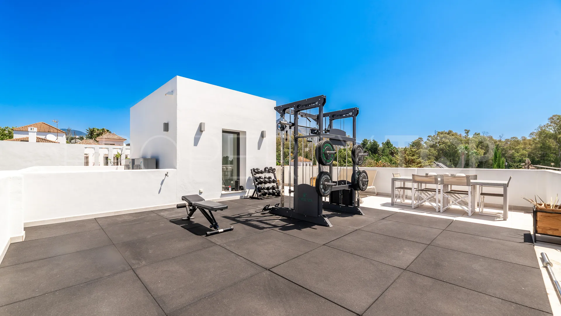 Se vende villa en Nueva Andalucia con 5 dormitorios