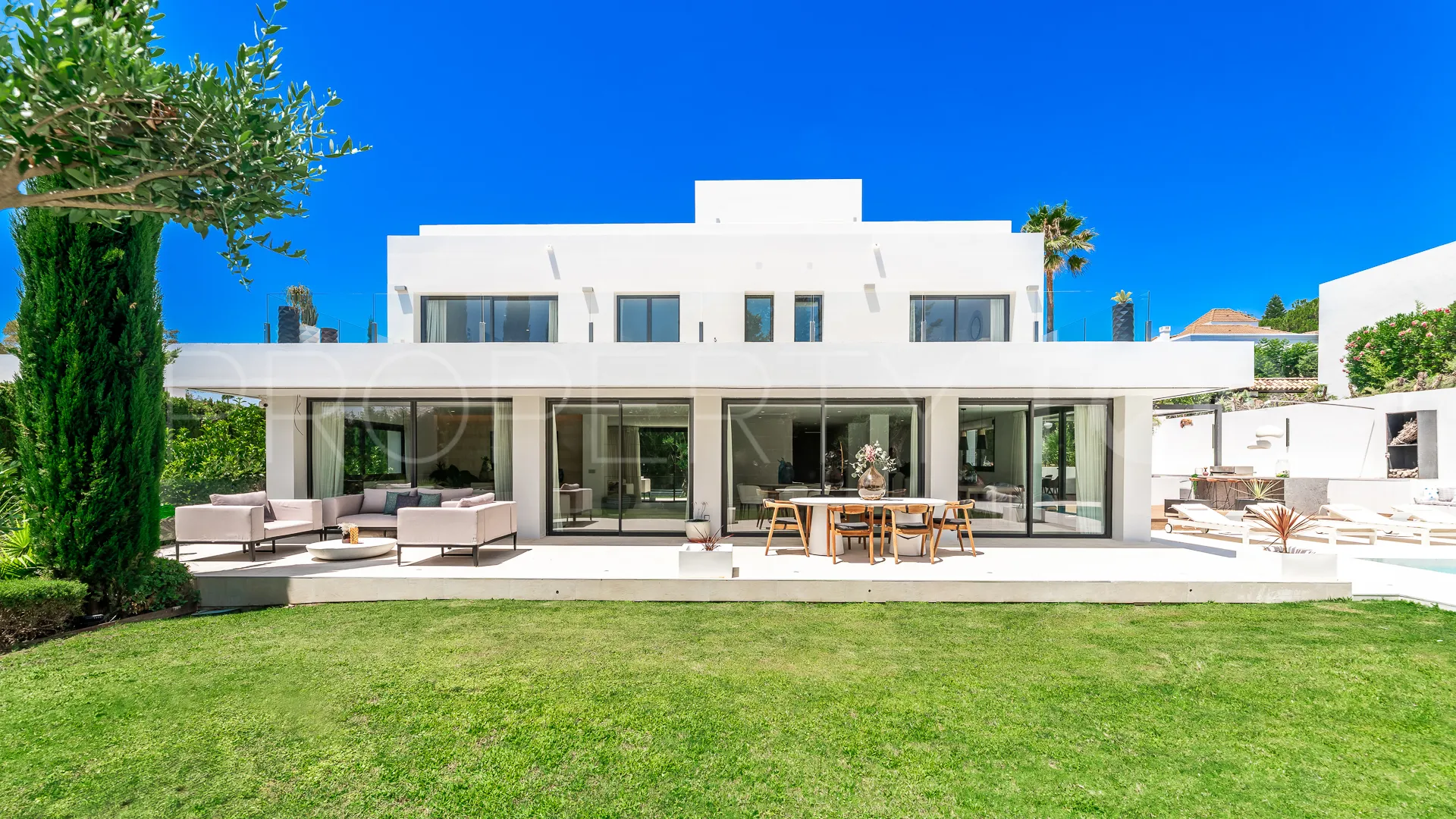 Se vende villa en Nueva Andalucia con 5 dormitorios
