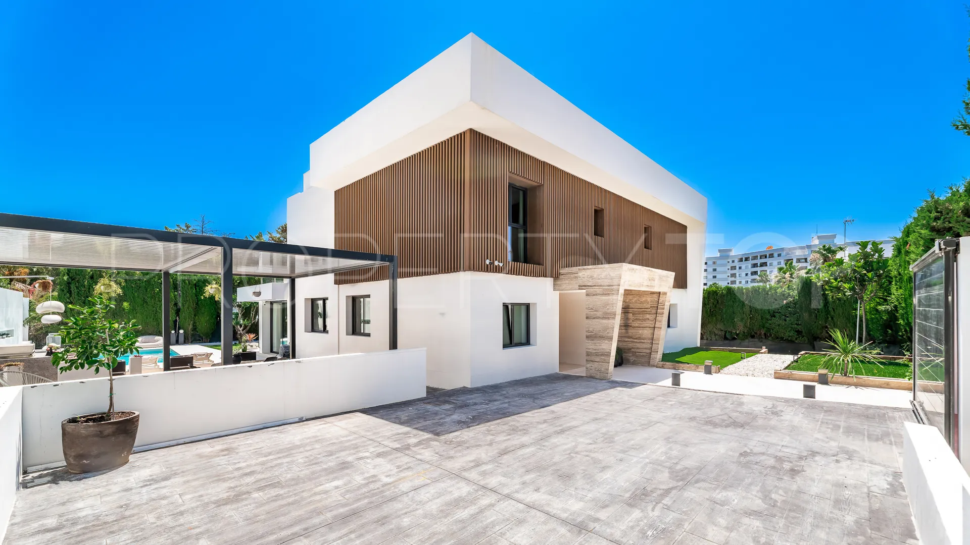 Se vende villa en Nueva Andalucia con 5 dormitorios
