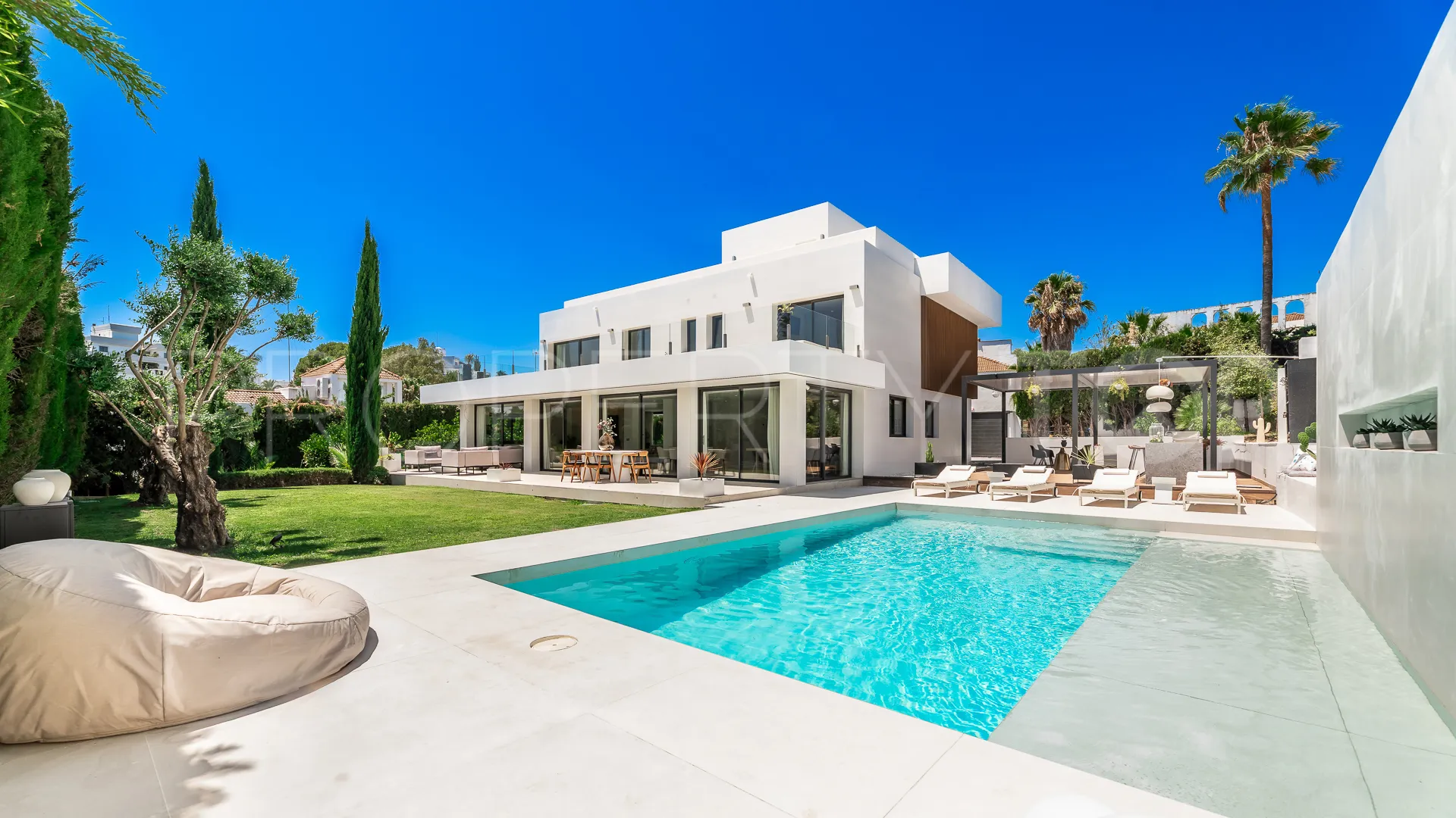 Se vende villa en Nueva Andalucia con 5 dormitorios