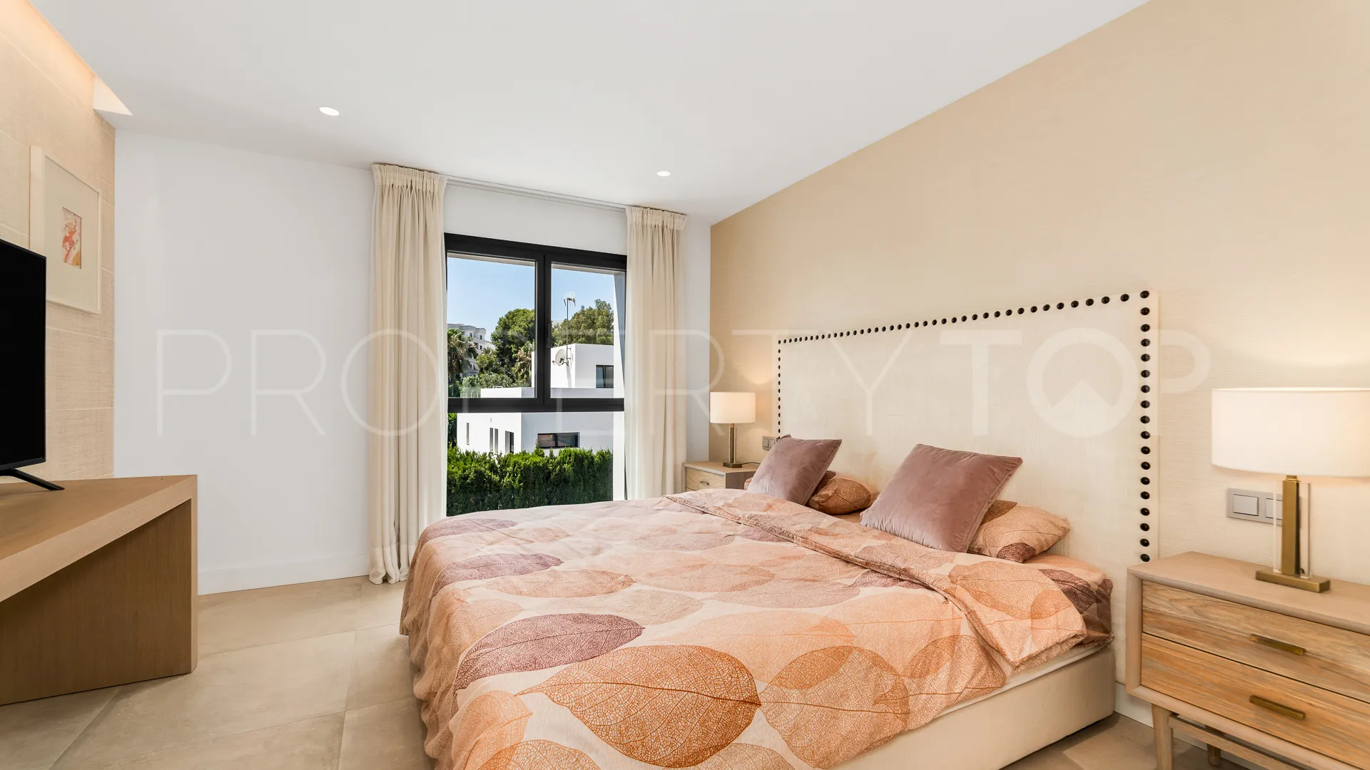 Se vende villa en Nueva Andalucia con 5 dormitorios