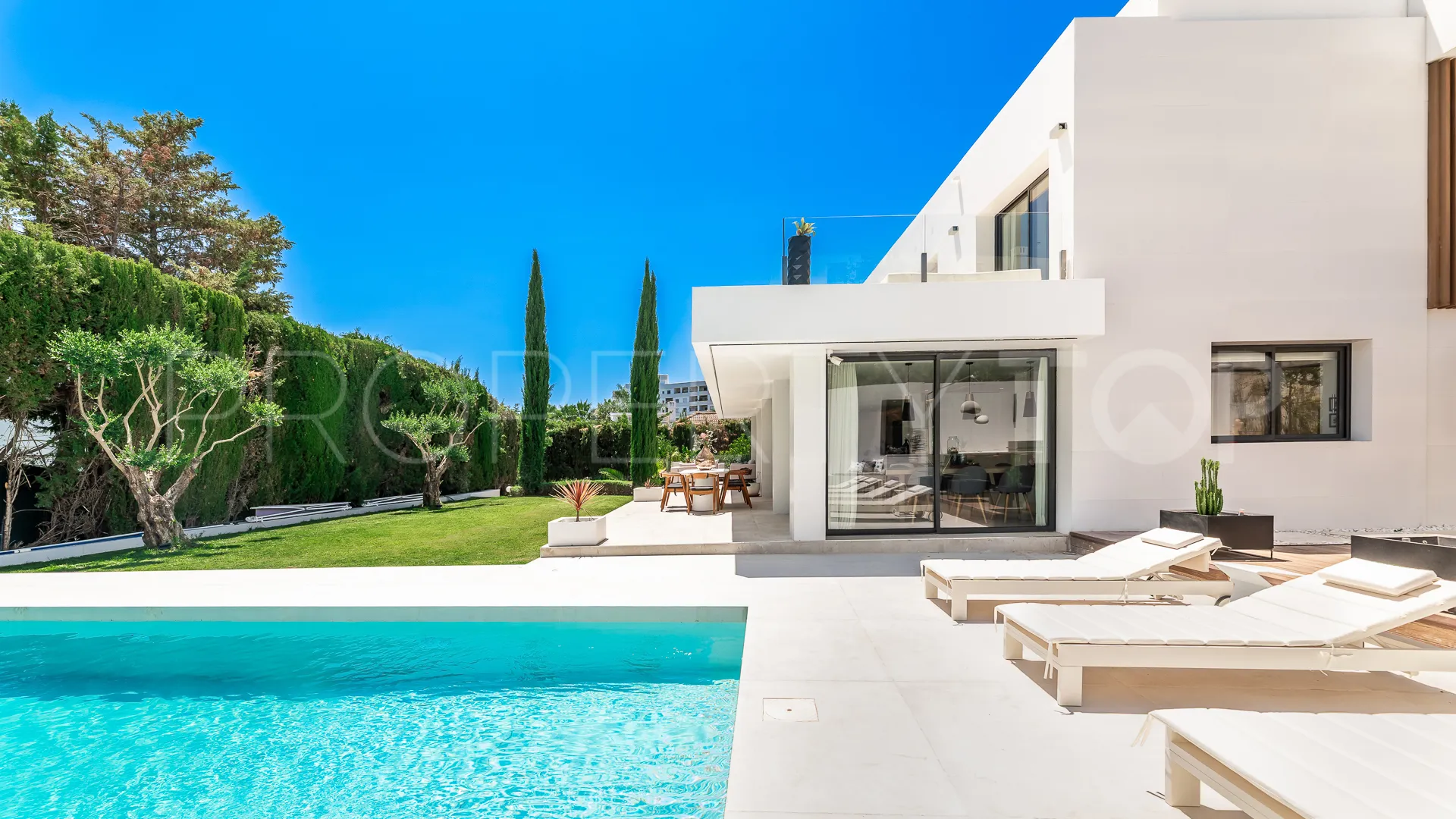 Se vende villa en Nueva Andalucia con 5 dormitorios