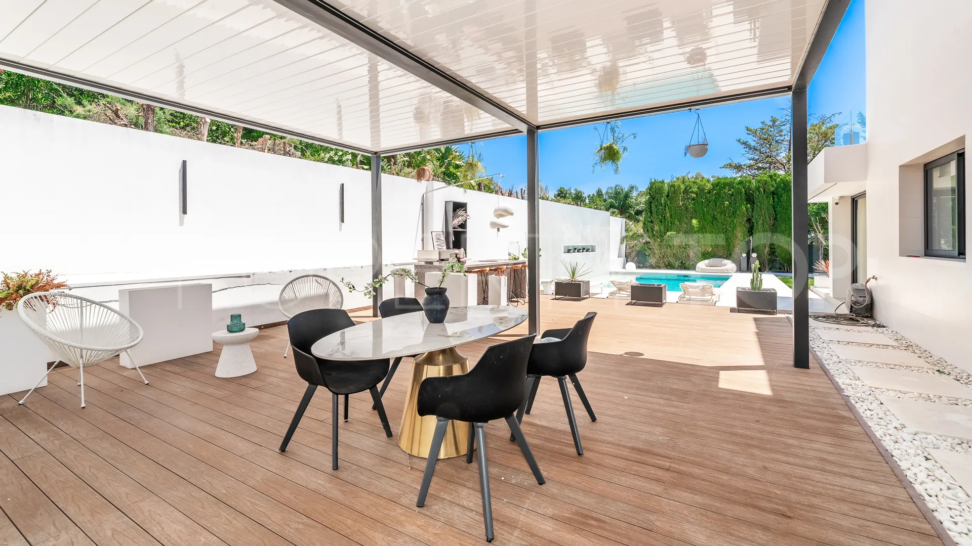 Se vende villa en Nueva Andalucia con 5 dormitorios
