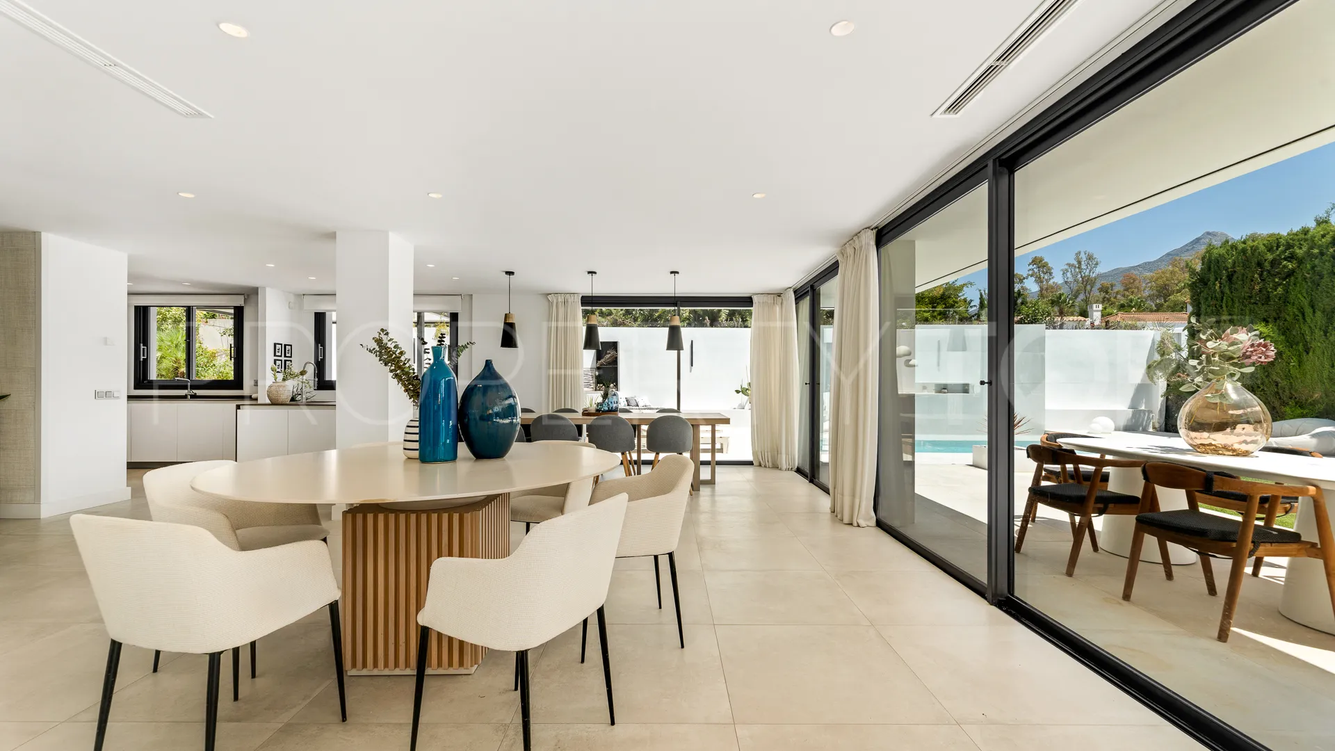 Se vende villa en Nueva Andalucia con 5 dormitorios