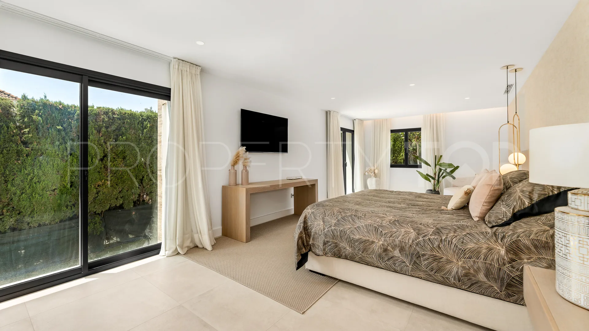 Se vende villa en Nueva Andalucia con 5 dormitorios