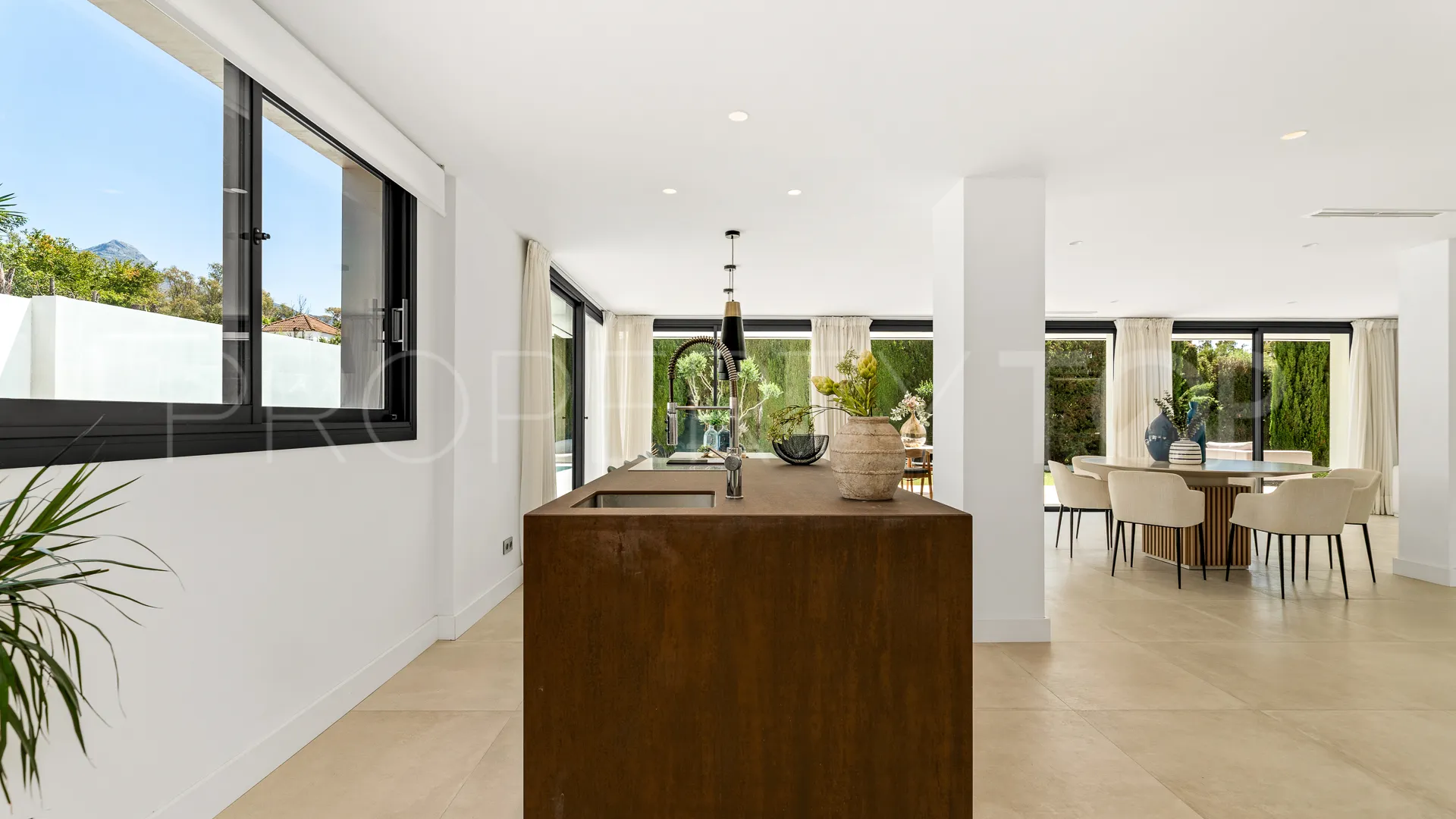Se vende villa en Nueva Andalucia con 5 dormitorios