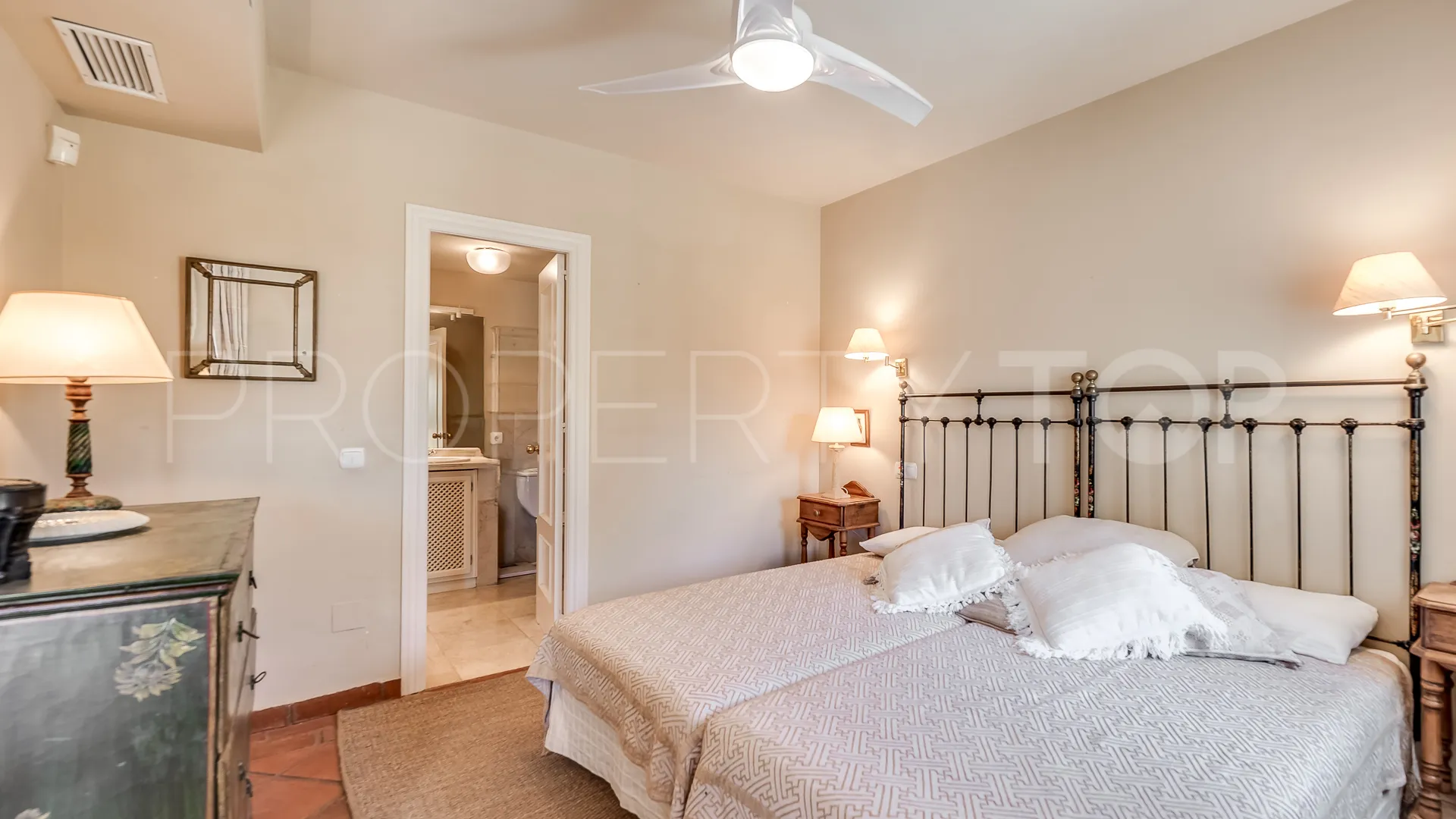 Apartment for sale in Guadalmina Alta with 4 bedrooms