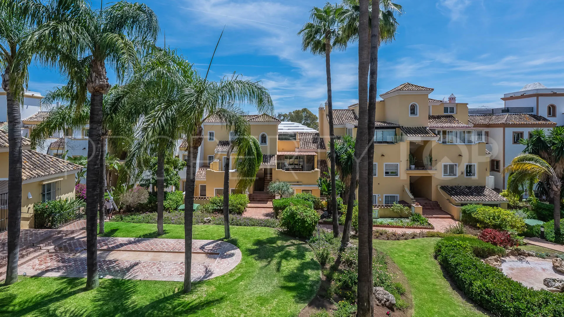 Apartment for sale in Guadalmina Alta with 4 bedrooms