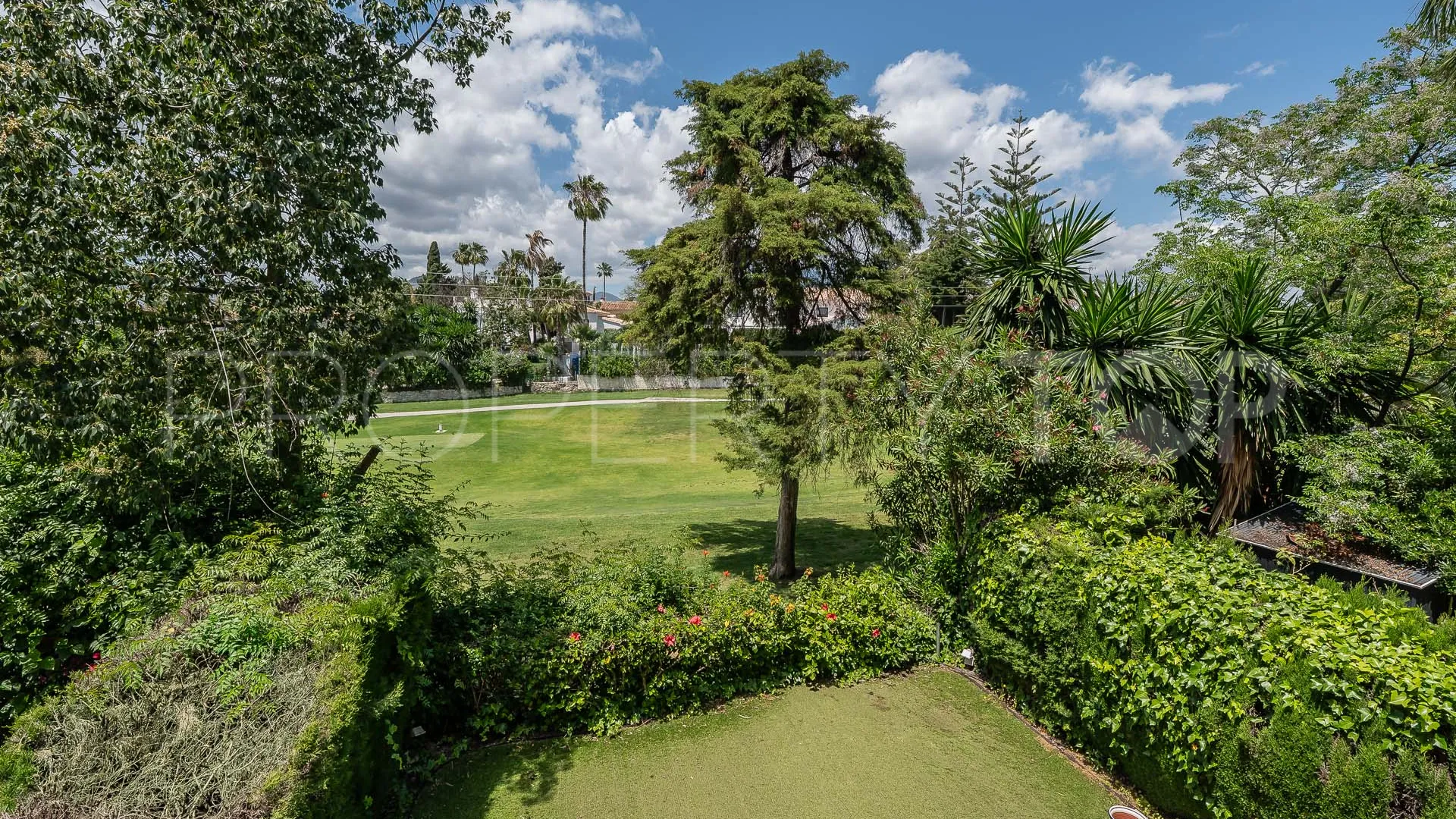 Apartment for sale in Guadalmina Alta with 4 bedrooms