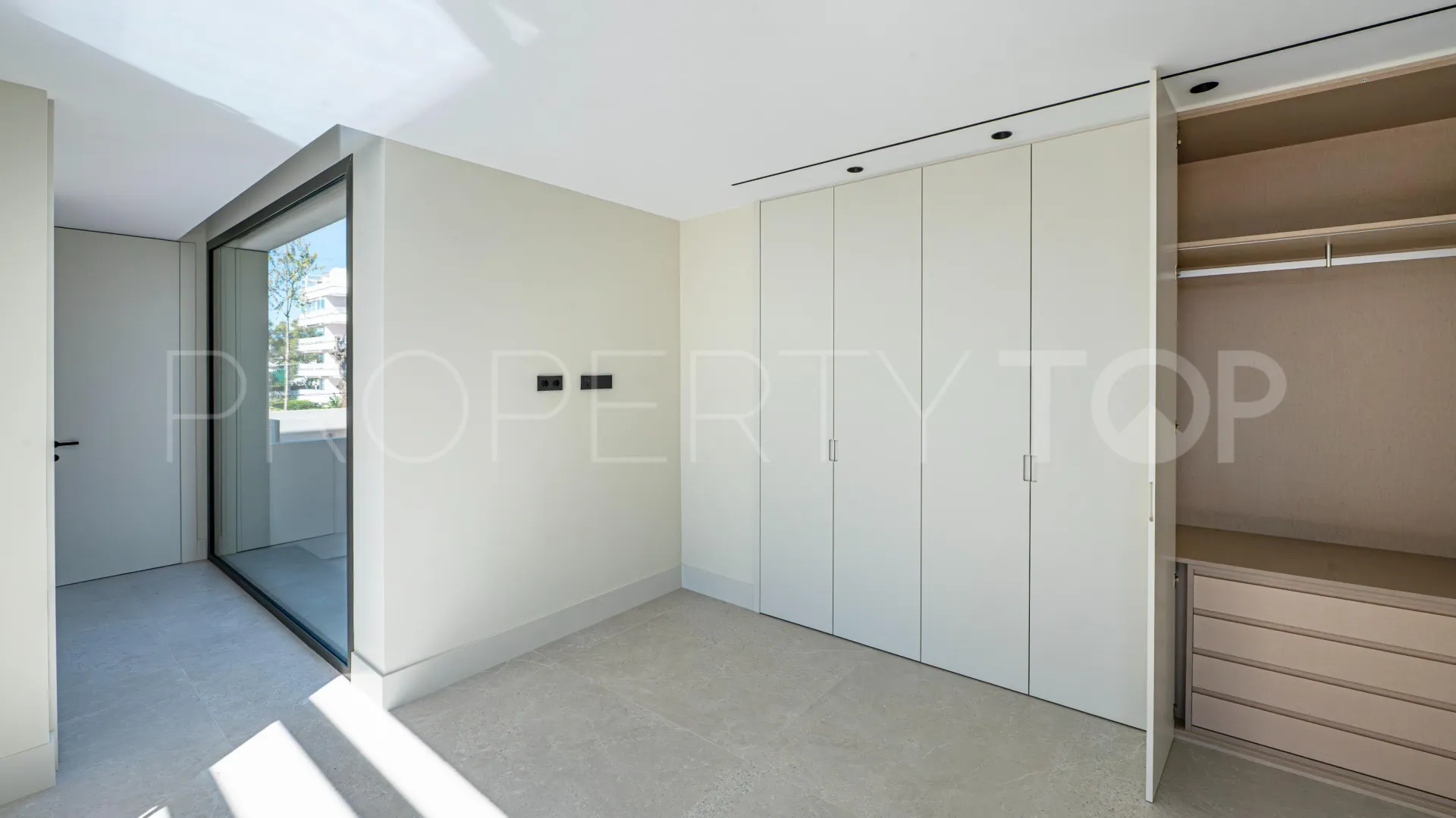 Villa for sale in Beach Side Golden Mile with 5 bedrooms