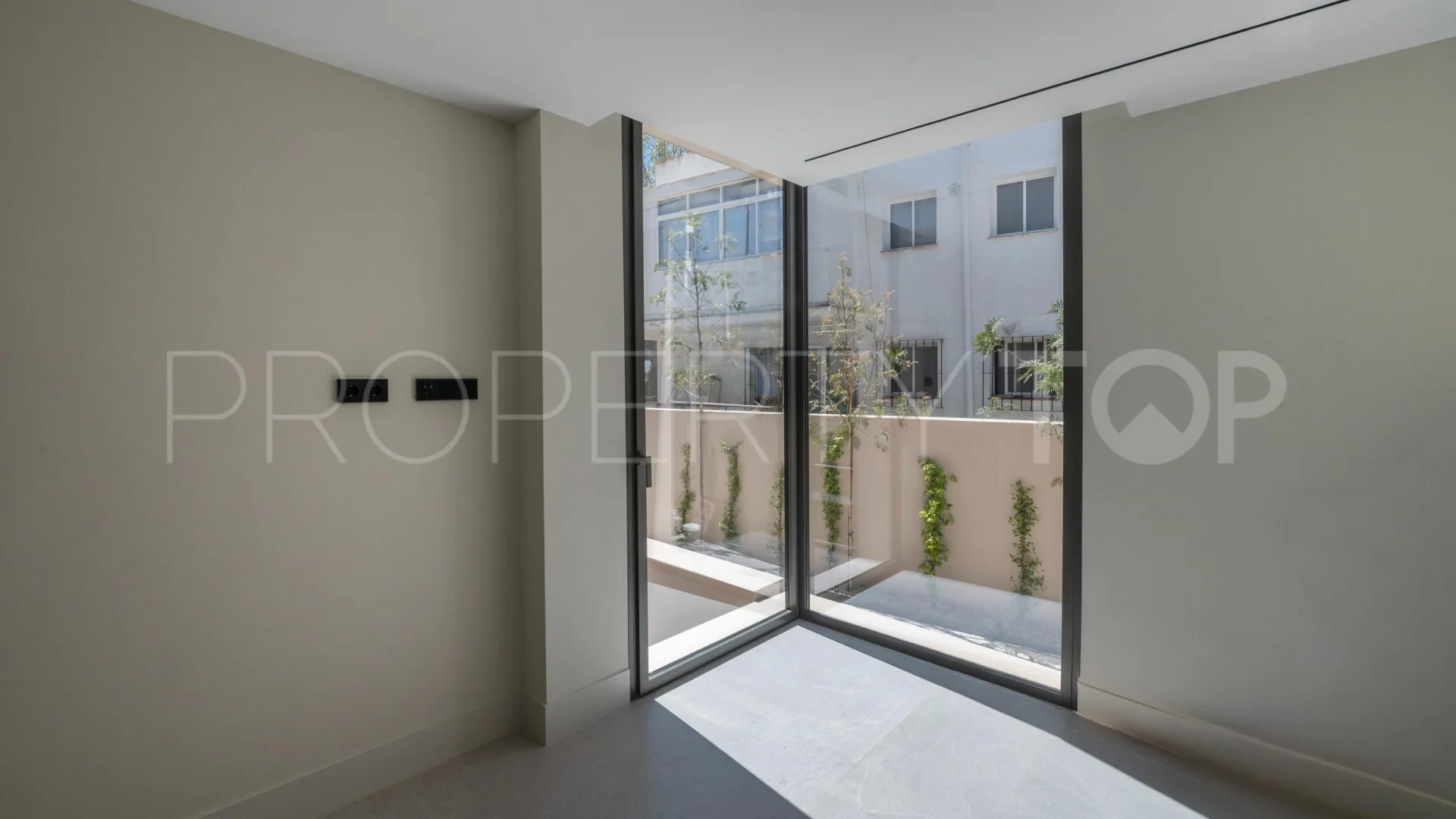 Villa for sale in Beach Side Golden Mile with 5 bedrooms