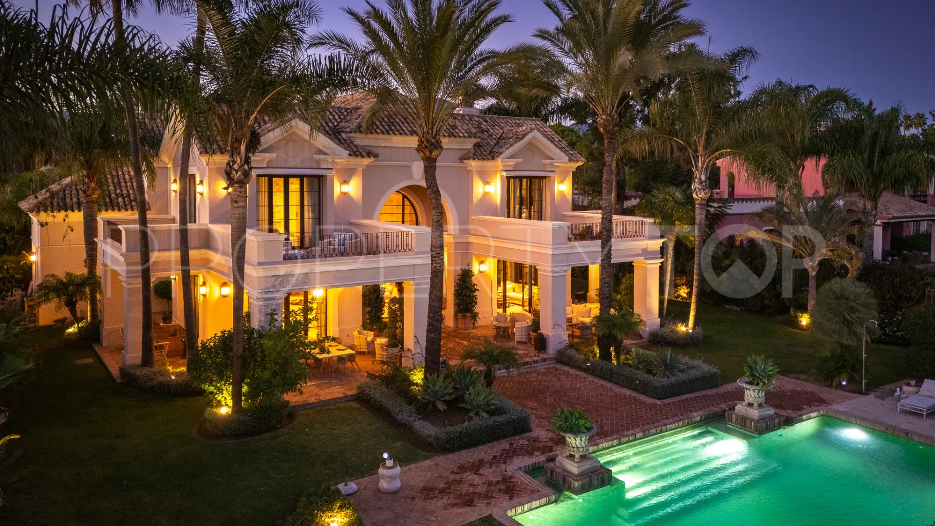 Villa en venta con 8 dormitorios en Guadalmina Baja