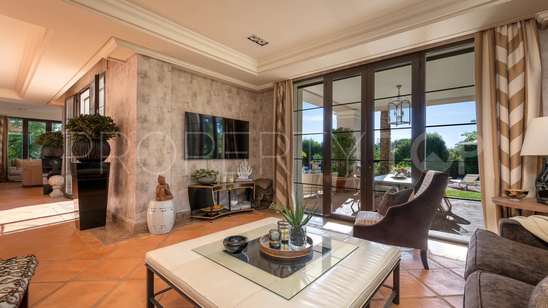 Villa en venta con 8 dormitorios en Guadalmina Baja