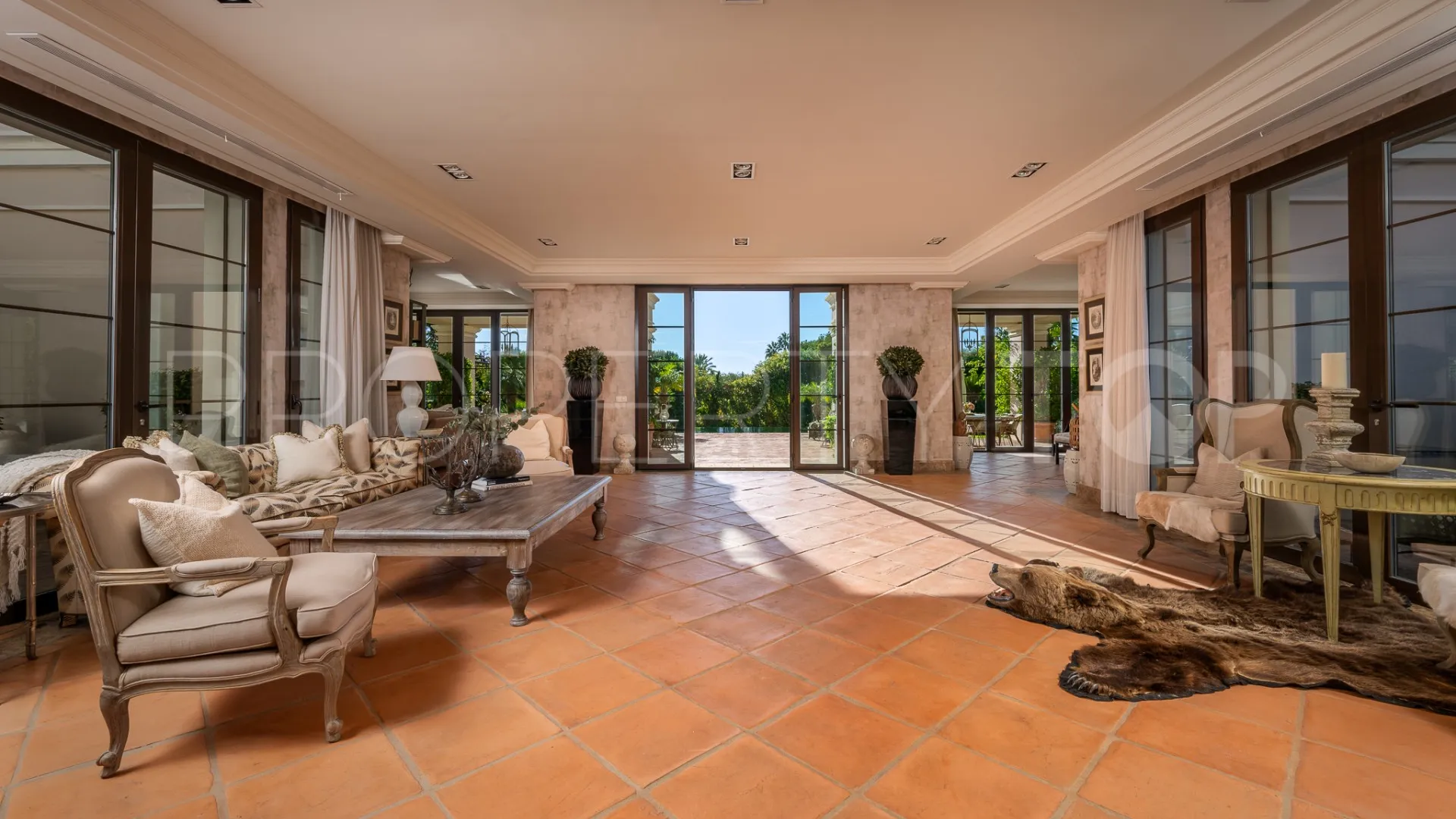Villa en venta con 8 dormitorios en Guadalmina Baja
