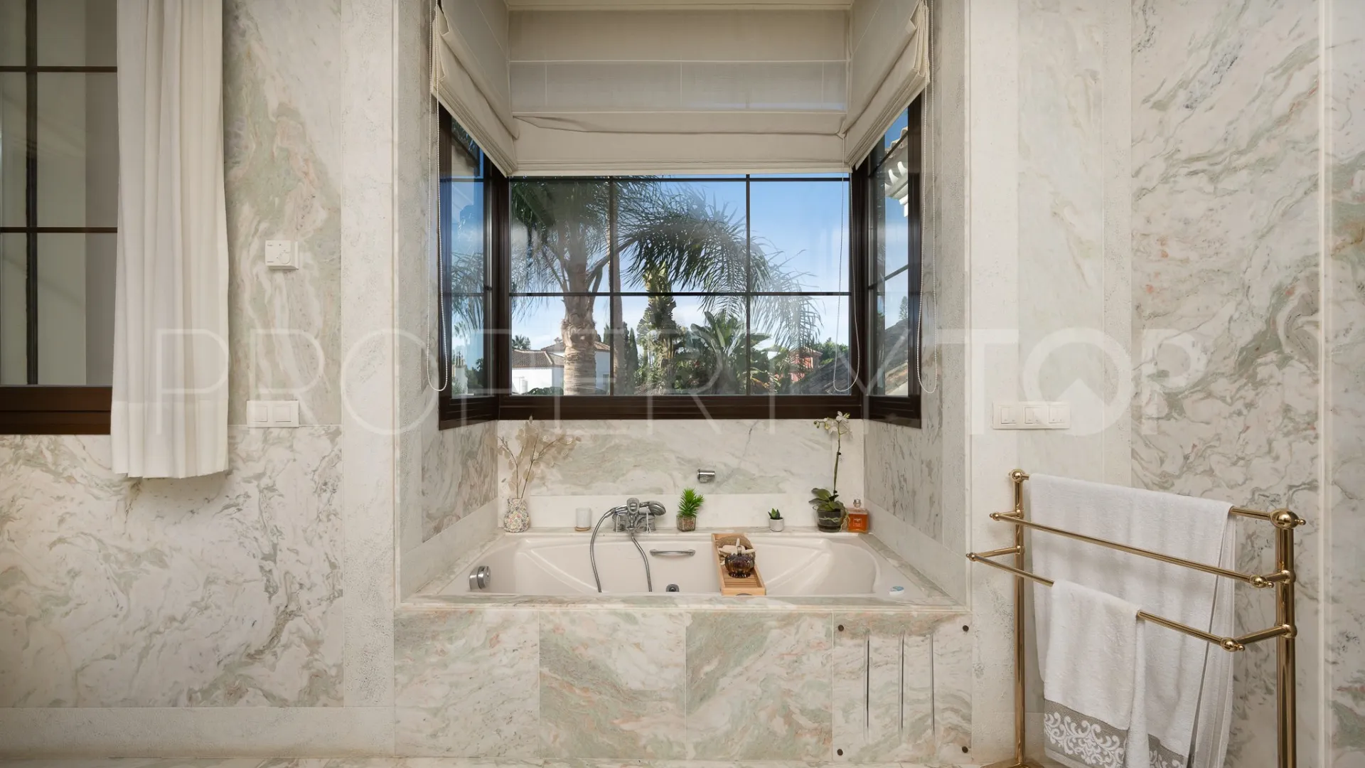 Villa en venta con 8 dormitorios en Guadalmina Baja